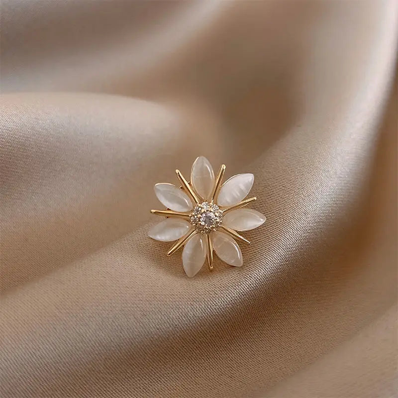 Elegant Flower Brooches for Women - Vintage Floral Pin Badges for Jackets, Scarves & Bags - Perfect for Weddings, Parties & Everyday Accessories