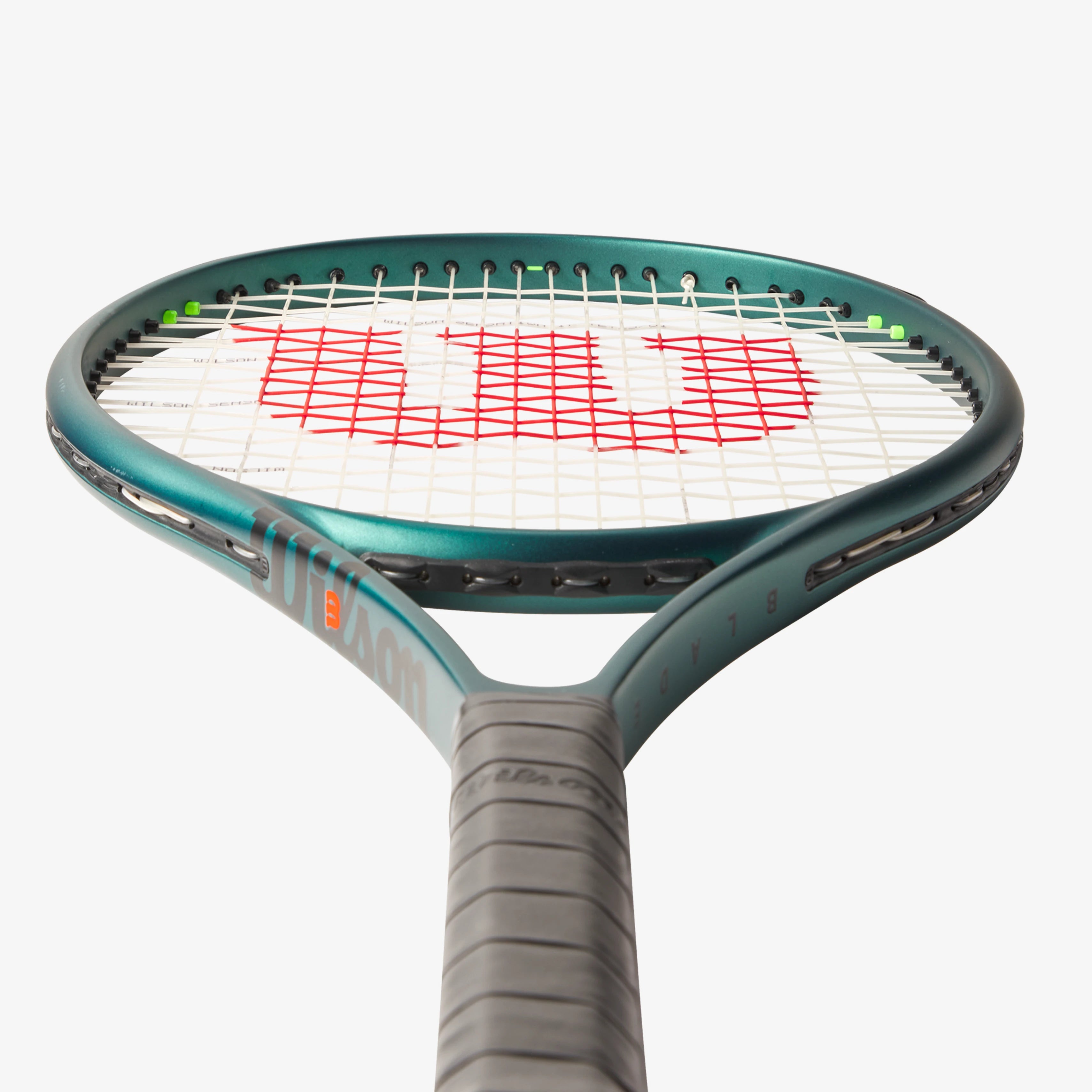 Wilson Blade 26 v9 Junior Tennis Racket - Lightweight Kids Tennis Racquet for Beginners & Youth Players | Perfect for Training, Practice & Junior Tournaments