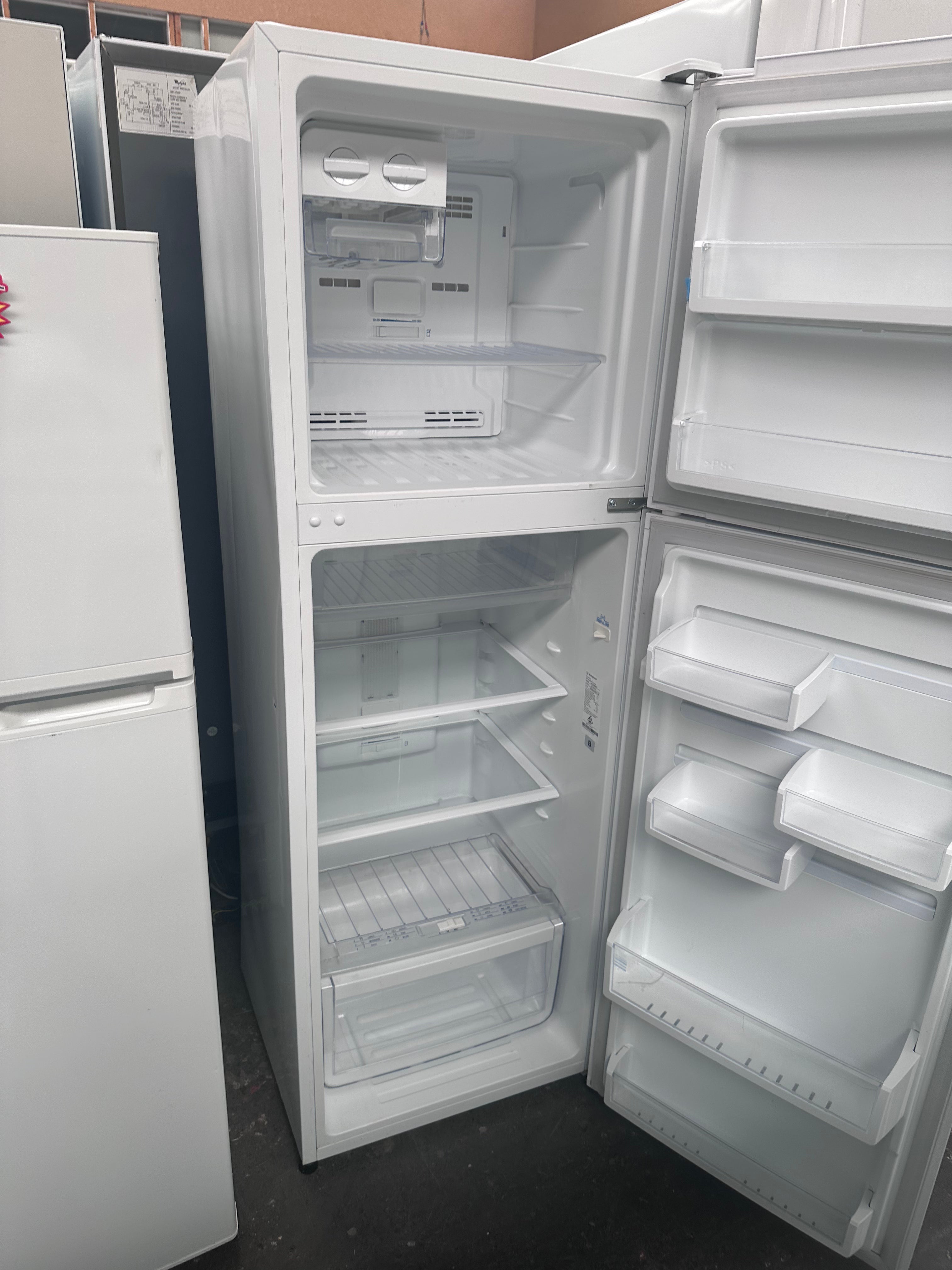 Westinghouse 280L Top Mount Refrigerator - Energy Efficient, Spacious Freezer & Fresh Food Storage - Perfect for Apartments, Small Kitchens & Office Break Rooms (Certified Refurbished)