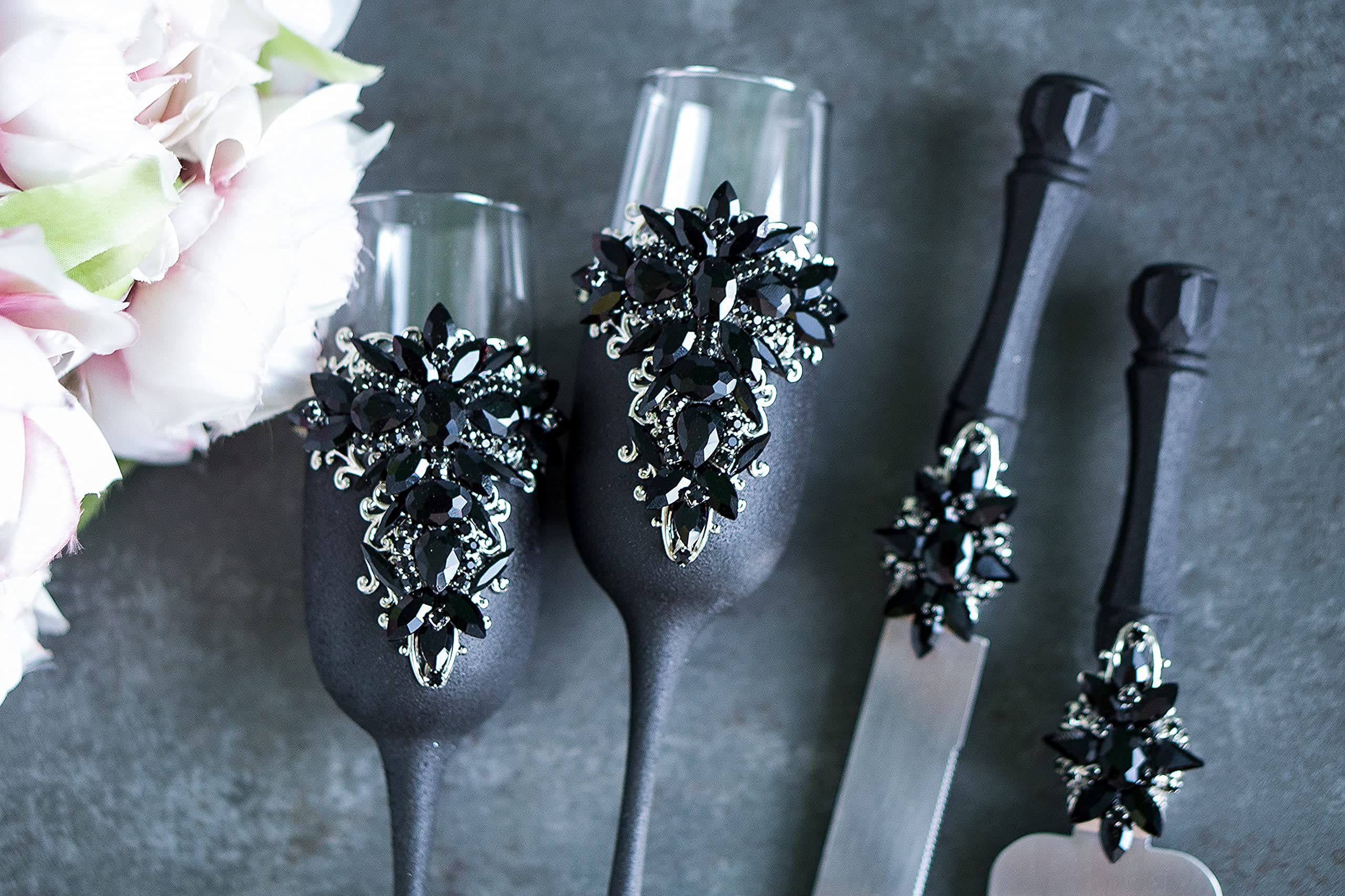 Elegant Black Wedding Flutes & Cake Server Set for Bride and Groom - Engraved Champagne Glasses & Cake Knife - Perfect for Wedding Reception, Anniversary & Romantic Celebrations