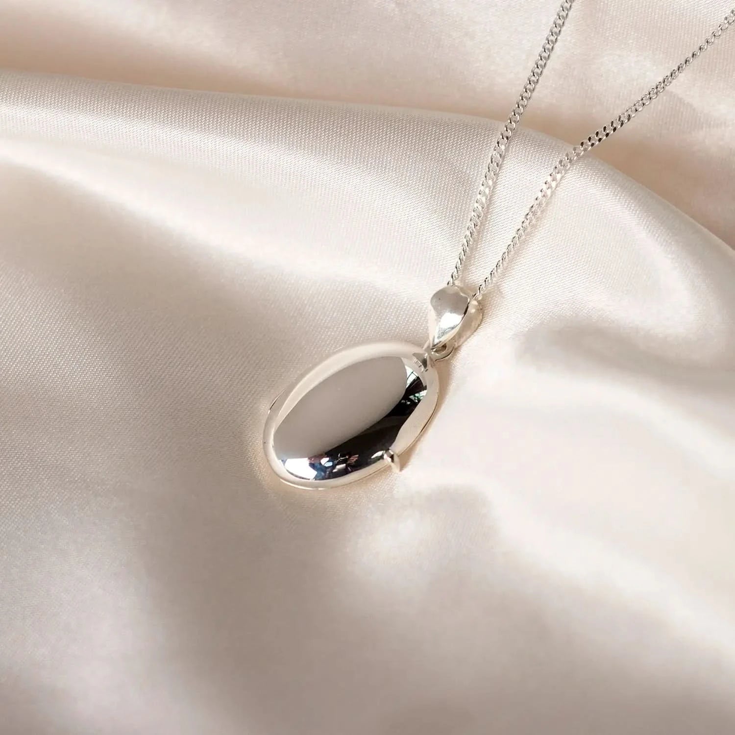 Memorial Photo Locket for Ashes - Silver Oval Keepsake Urn Jewelry for Loved Ones | Perfect for Remembrance, Funeral, or Anniversary Gifts