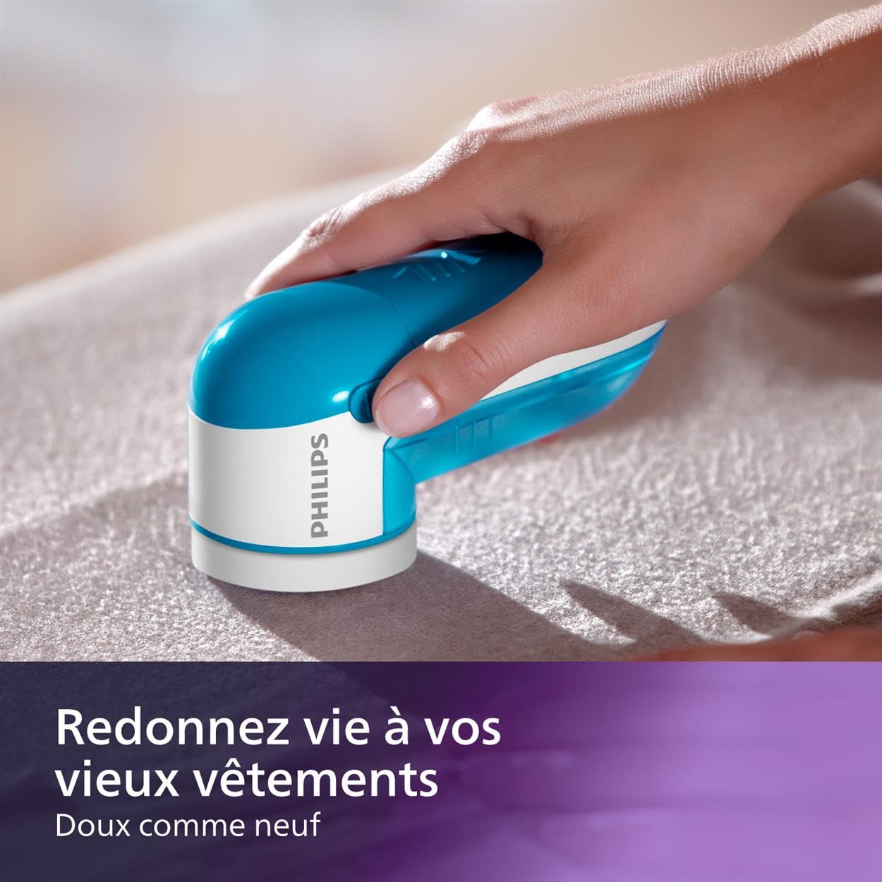 Philips GC026/00 Fabric Shaver - Electric Lint Remover for Sweaters, Blankets & Clothes - Large Blade Surface with Cleaning Brush & Batteries Included (Blue) - Perfect for Refreshing Old Garments & Removing Pilling