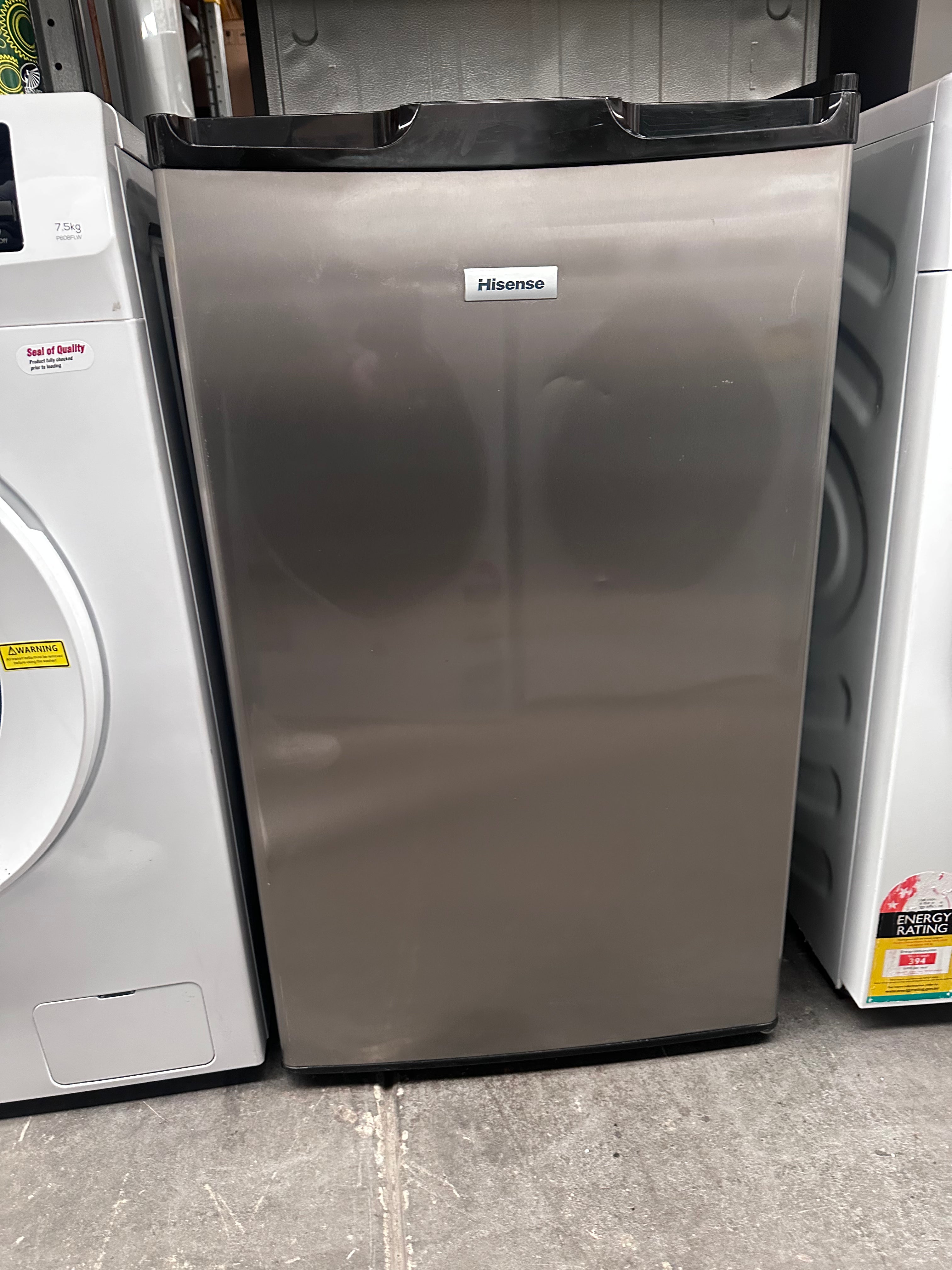 Hisense 120L Mini Refrigerator - Energy Efficient Compact Bar Fridge with Freezer, Refurbished - Perfect for Dorm Rooms, Home Bars, Offices & Small Spaces
