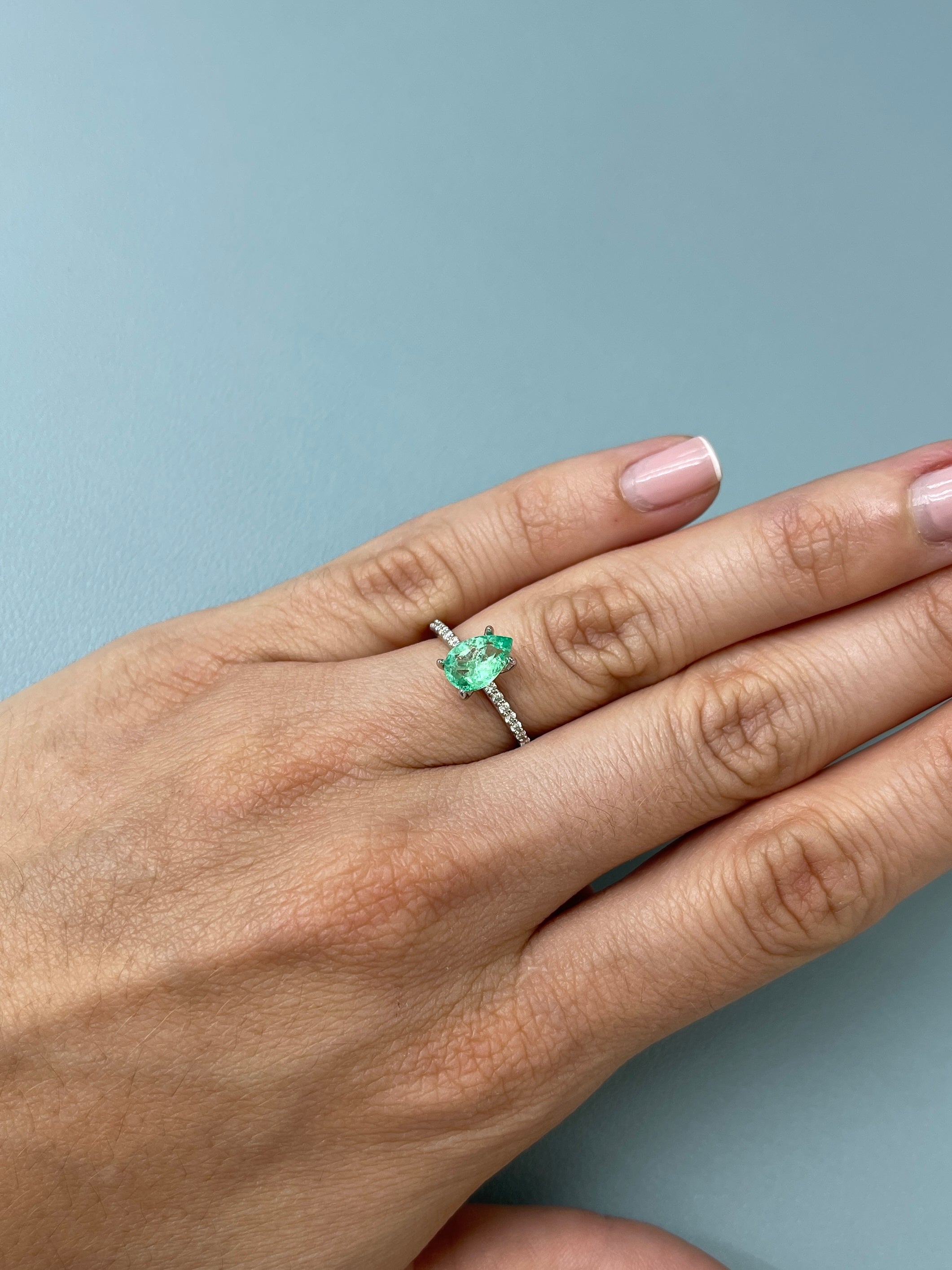 1.07 Carat 9x6mm Light Yellowish Green Natural Colombian Emerald Pear Cut Loose Gemstone for Pendant Jewelry - Perfect for Engagement Rings, Necklaces & Custom Designs
