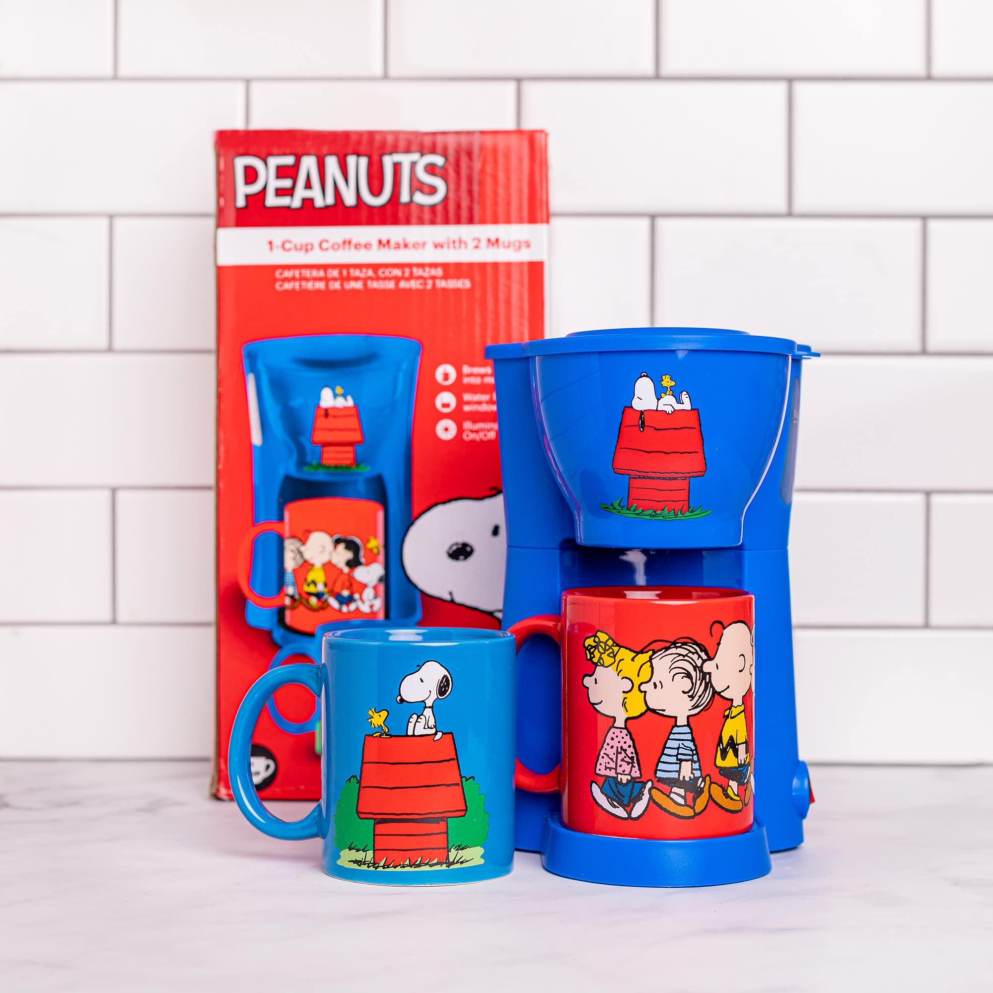 Uncanny Brands Peanuts Single Serve Coffee Maker with 2 Mugs - Perfect Gift Set for Home & Office Use | Compact Coffee Machine for Peanuts Fans