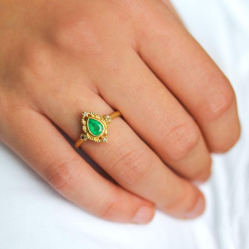 18K Gold Emerald Venezia Frame Ring for Women - Elegant Vintage Jewelry for Weddings, Parties & Special Occasions