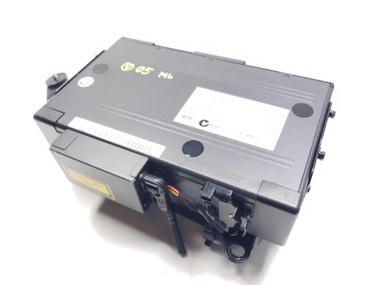Original Mercedes W163 ML320 ML55 AMG 6-Disc CD Changer Player 1638201589 OEM - Perfect for Car Audio Upgrade & Road Trips
