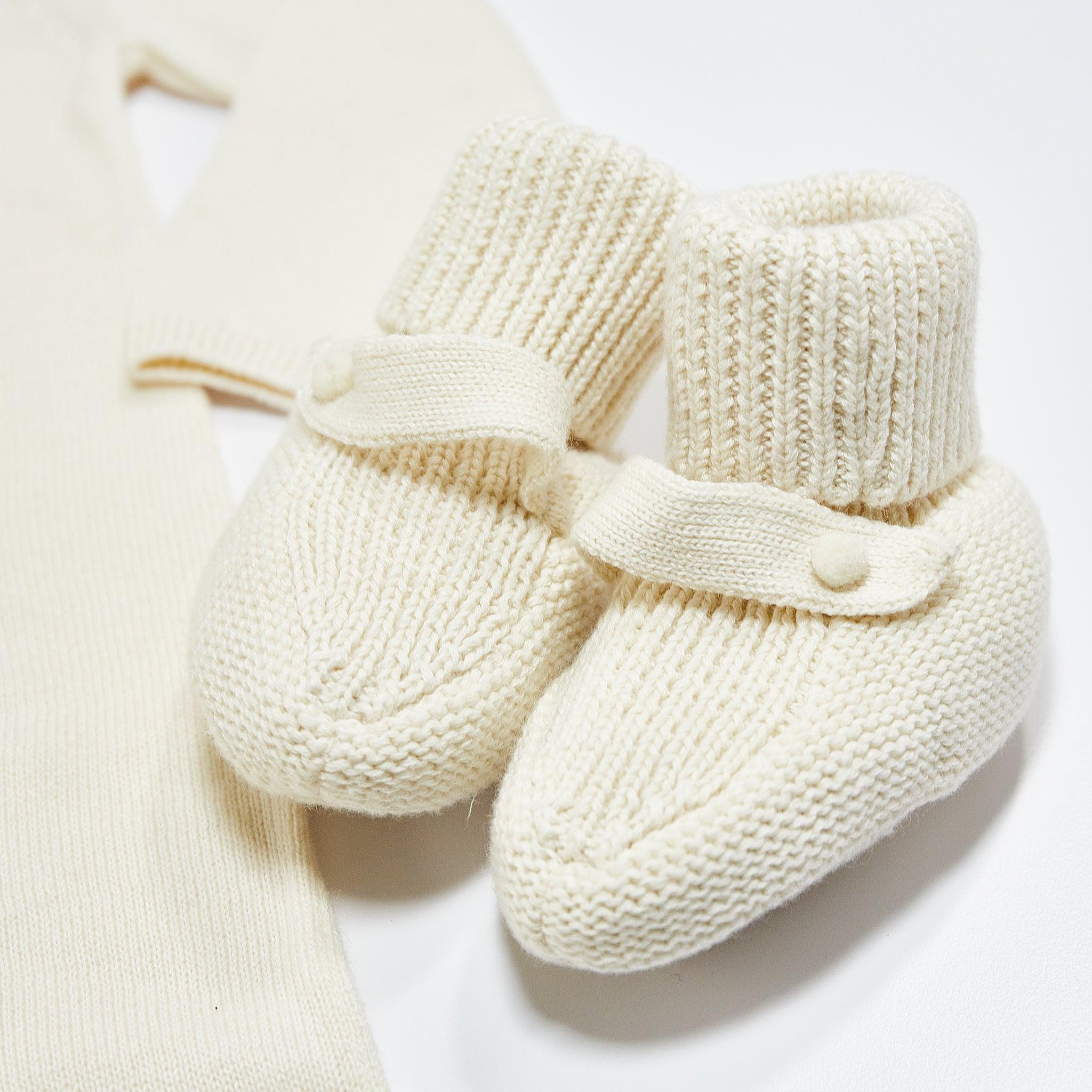 Viverano Organic Knit Cotton Baby Gift Set - Soft & Hypoallergenic Newborn Clothes for Shower, Christening & Photo Shoots