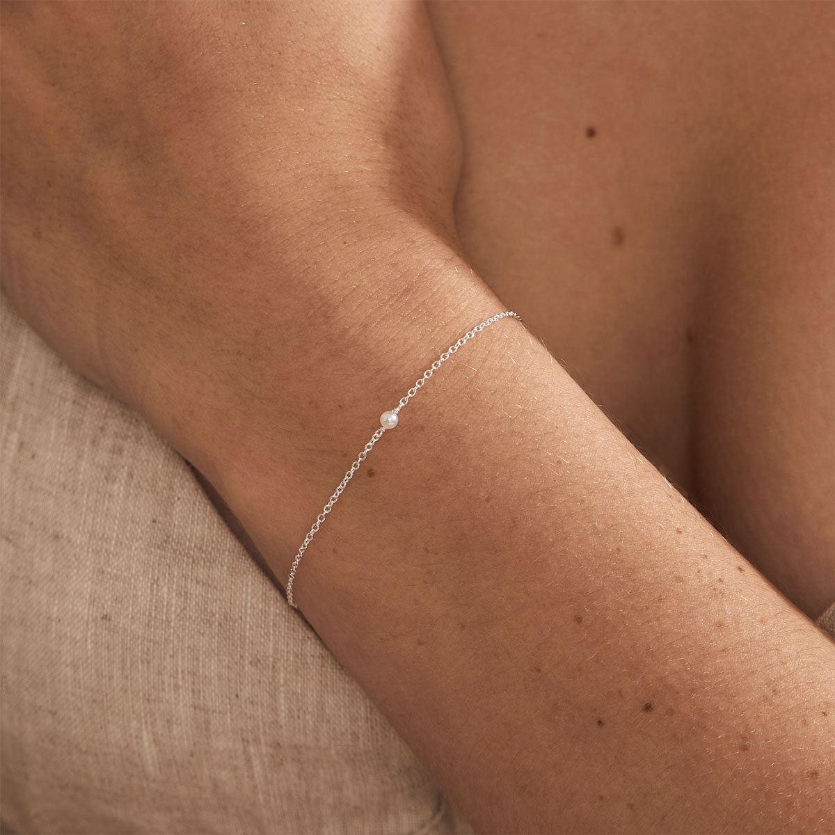 Elegant Pearl Bracelet for Women - Dainty & Stylish Jewelry Gift for Her - Perfect for Weddings, Parties & Everyday Wear