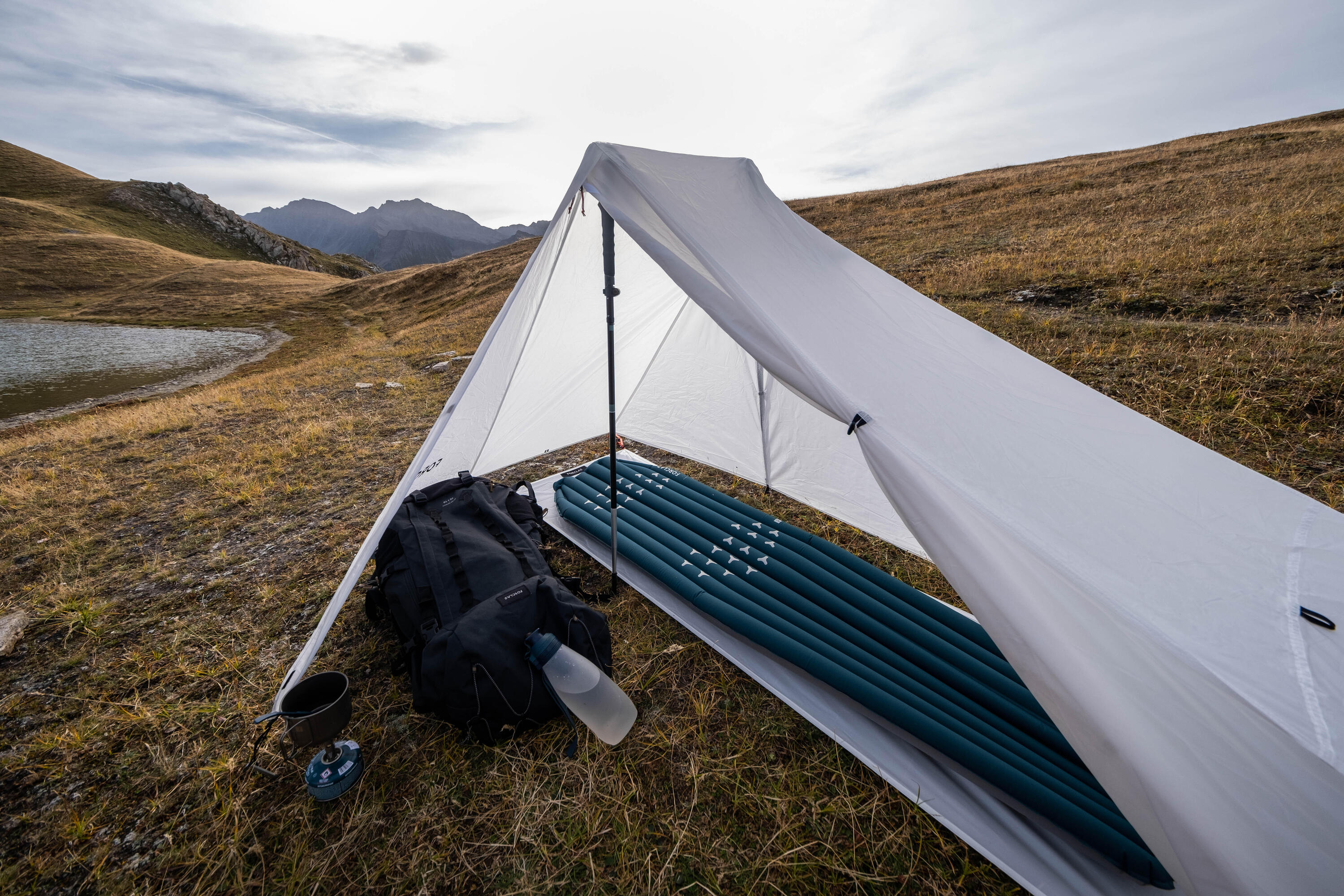 Forclaz MT500 Air Sleeping Pad - Ultralight & Compact Camping Mat for Backpacking, Hiking & Outdoor Adventures - Size L