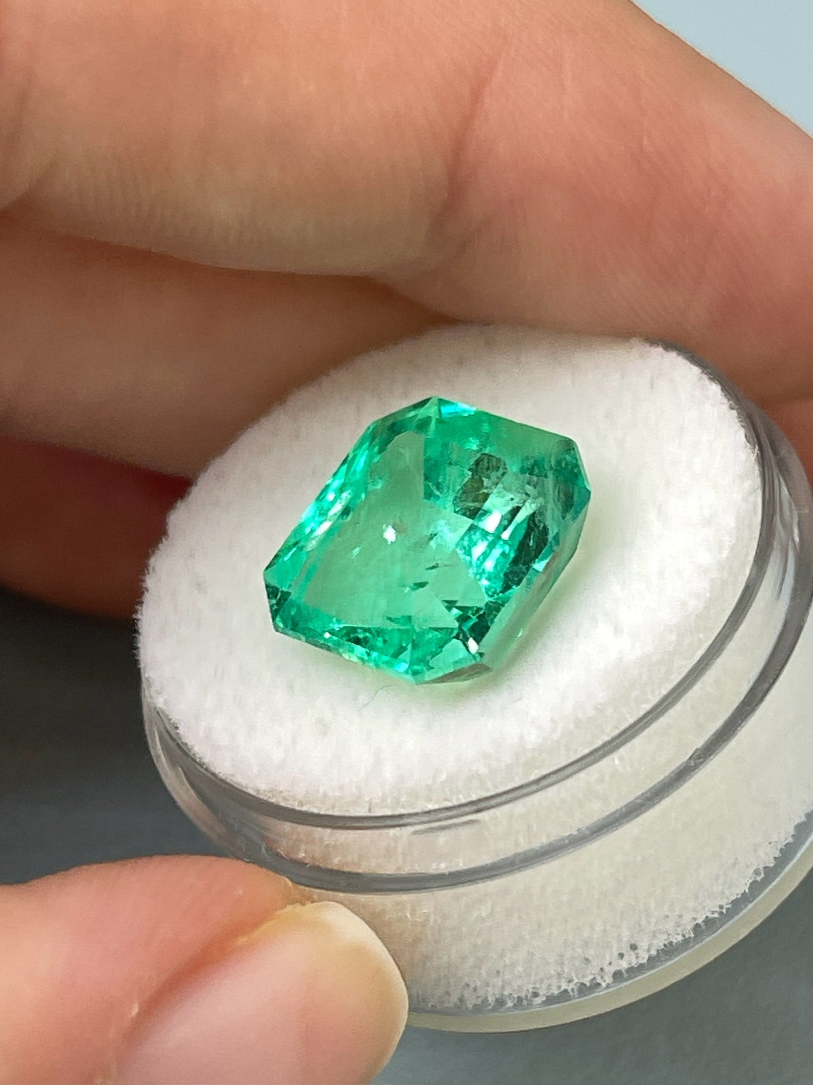 8.01 Carat Natural Colombian Emerald - Loose Asscher Cut Gemstone (12.5x11.5mm) - Vivid Green Color for Jewelry Making & Luxury Gifts