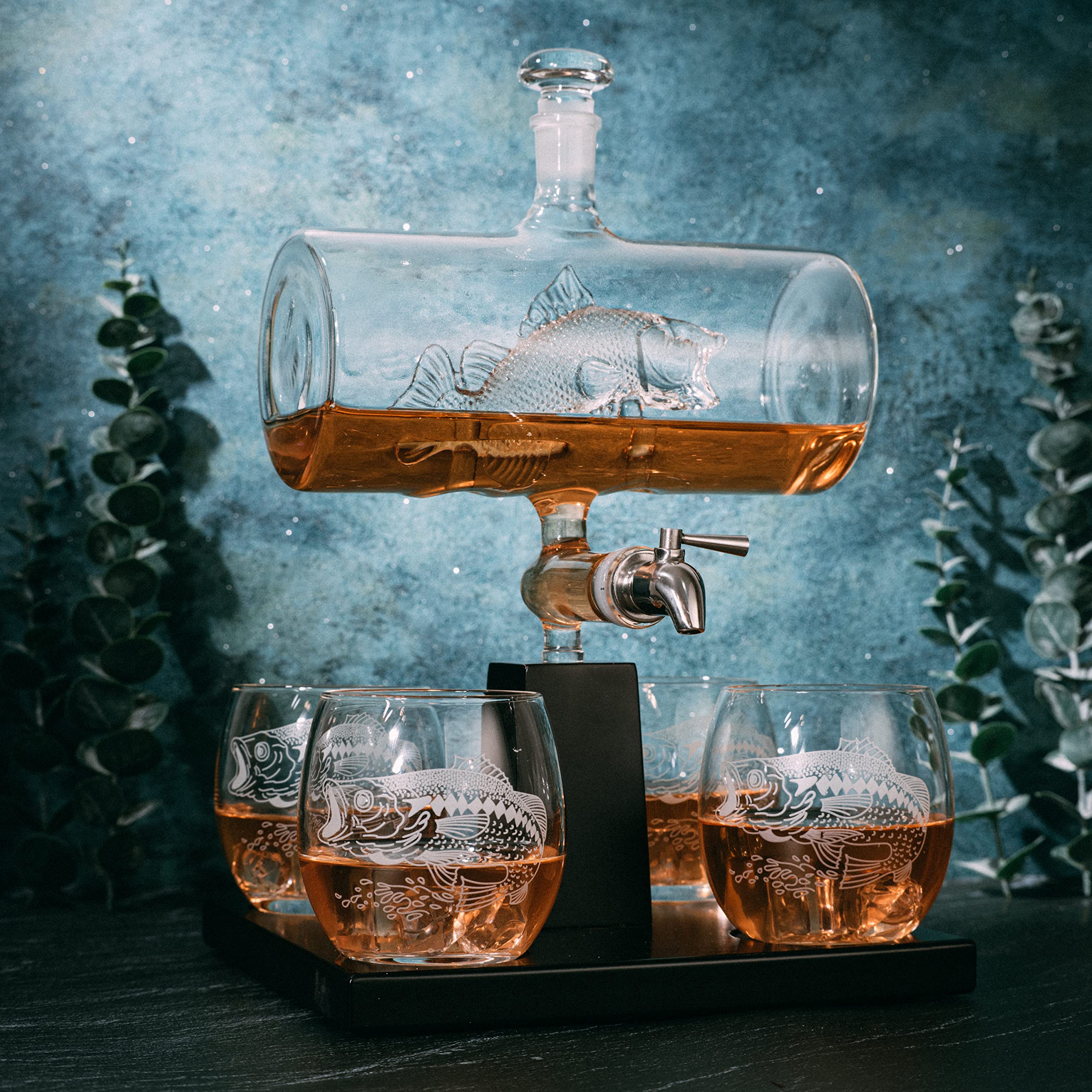 Premium 1100ml Bass Fish Wine & Whiskey Decanter Set with 4 Matching Glasses - Unique Fishing & Boating Gift for Men, Scotch & Bourbon Drink Dispenser - Perfect for Father's Day, Birthday & Outdoor Enthusiasts