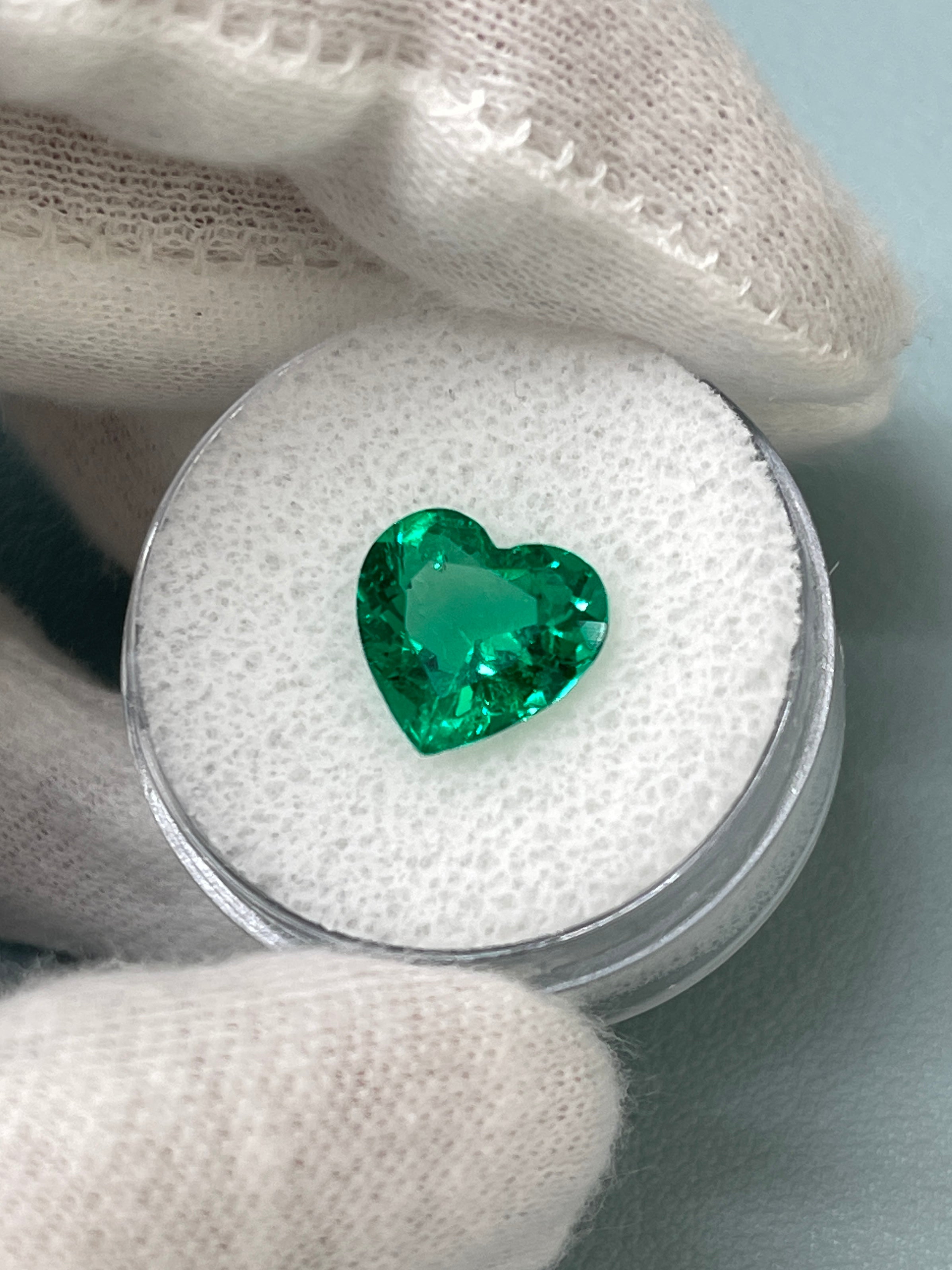 2.68 Carat 10x10.5mm AAA+ Vivid Green Natural Loose Colombian Emerald Heart Cut Gemstone for Jewelry Making, Engagement Rings & Luxury Gifts