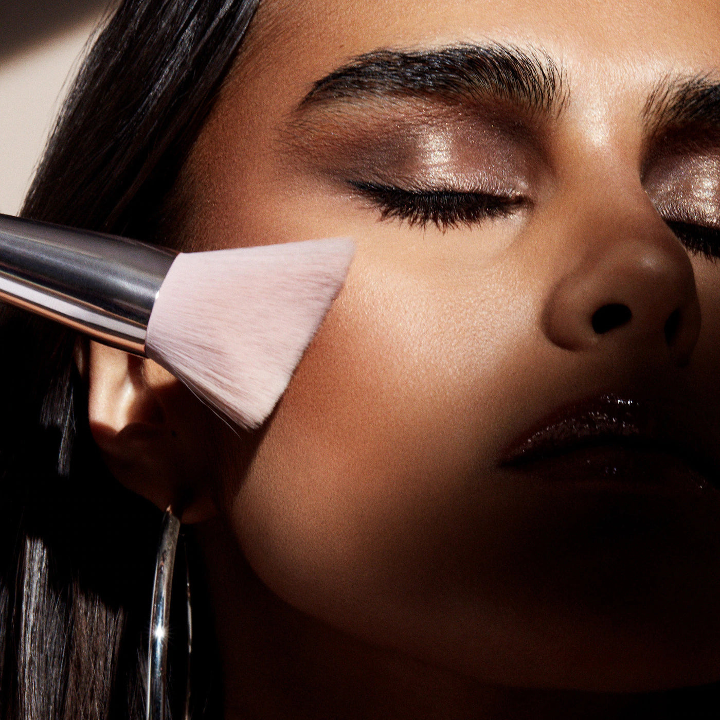 Fenty Beauty by Rihanna Cheek Hugging Bronzer Brush 190 - Soft Vegan Makeup Brush for Contouring & Blush - Perfect for Professional Makeup Artists & Everyday Beauty Routine