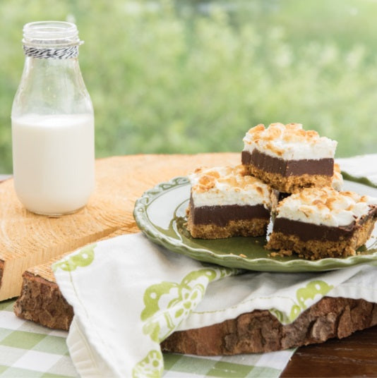 Nordic Ware 59509 Naturals 9-Inch Square Cake Pan with Lid - Perfect for Baking Sheet Cakes, Brownies & Bars, Great for Home Bakers & Holiday Desserts