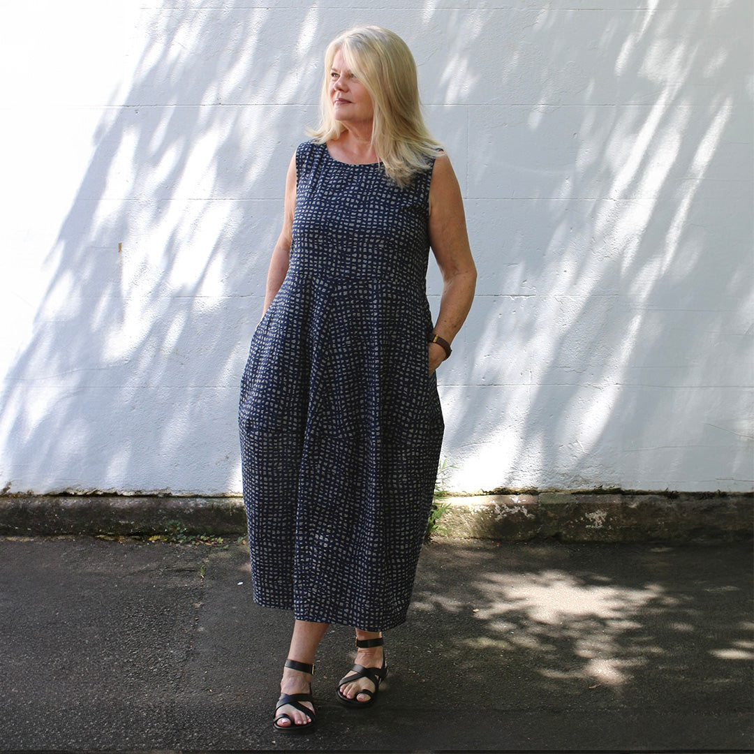 Premium Grey Seersucker Fabric - Breathable Textured Cotton Material for Summer Dresses, Shirts & Home Decor | Ideal for DIY Sewing Projects & Fashion Design