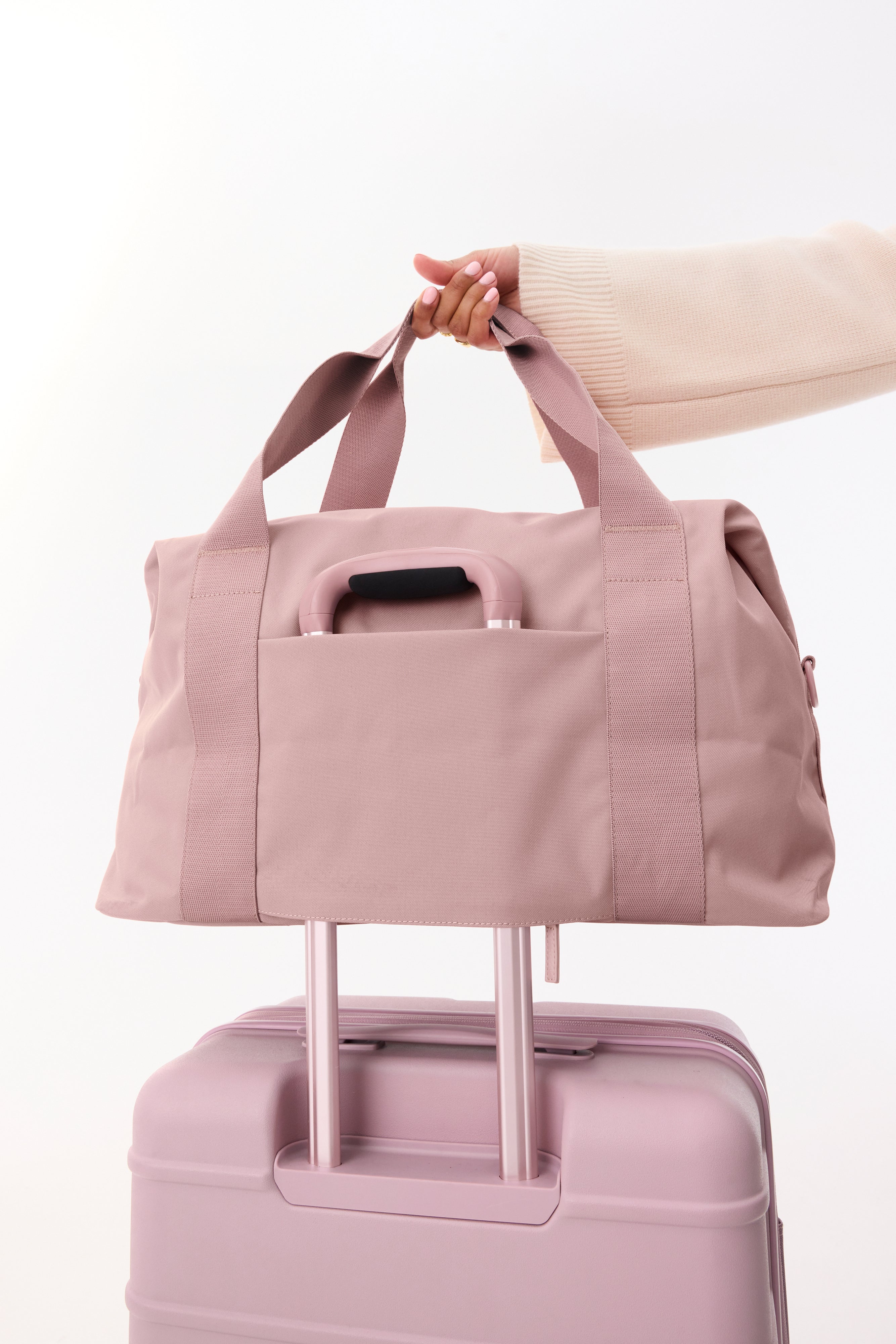 The BÉISics Duffle Bag in Atlas Pink - Stylish Travel & Gym Tote for Women, Perfect for Weekend Getaways & Workouts