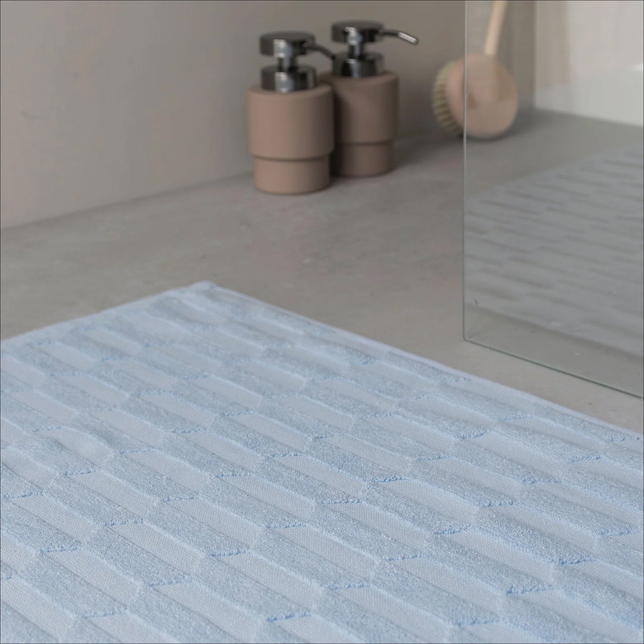METTE DITMER Geo Bath Mat - Organic Cotton Bathroom Rug 50x80cm (20x32 Inches) - Soft & Absorbent Light Blue Bath Mat for Modern Bathrooms - Perfect for Bathroom Floor, Shower & Spa Decor