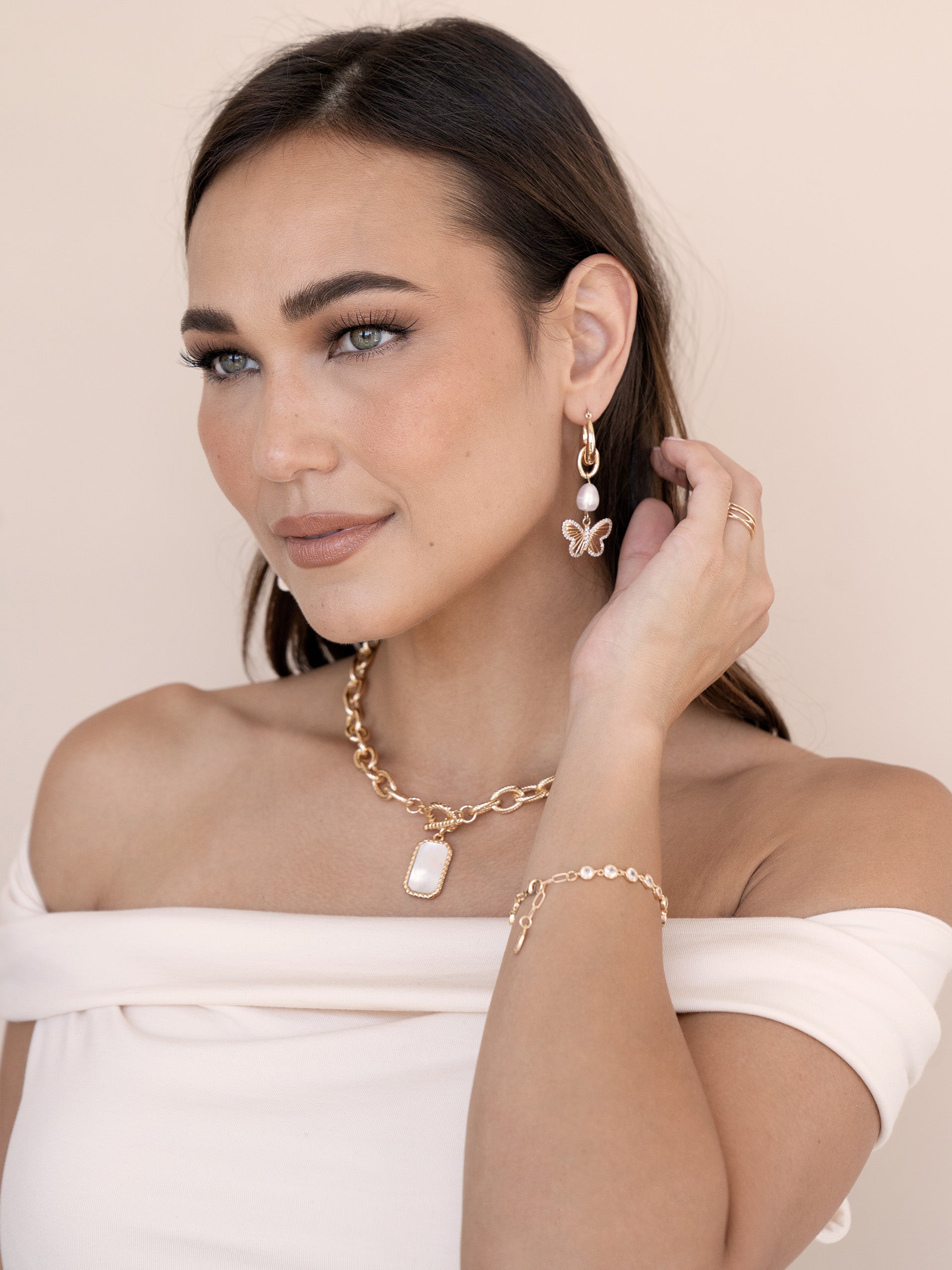 Exquisite Chain Link Necklace with Mother of Pearl Pendant - Elegant Jewelry for Women, Perfect for Weddings, Parties & Everyday Wear