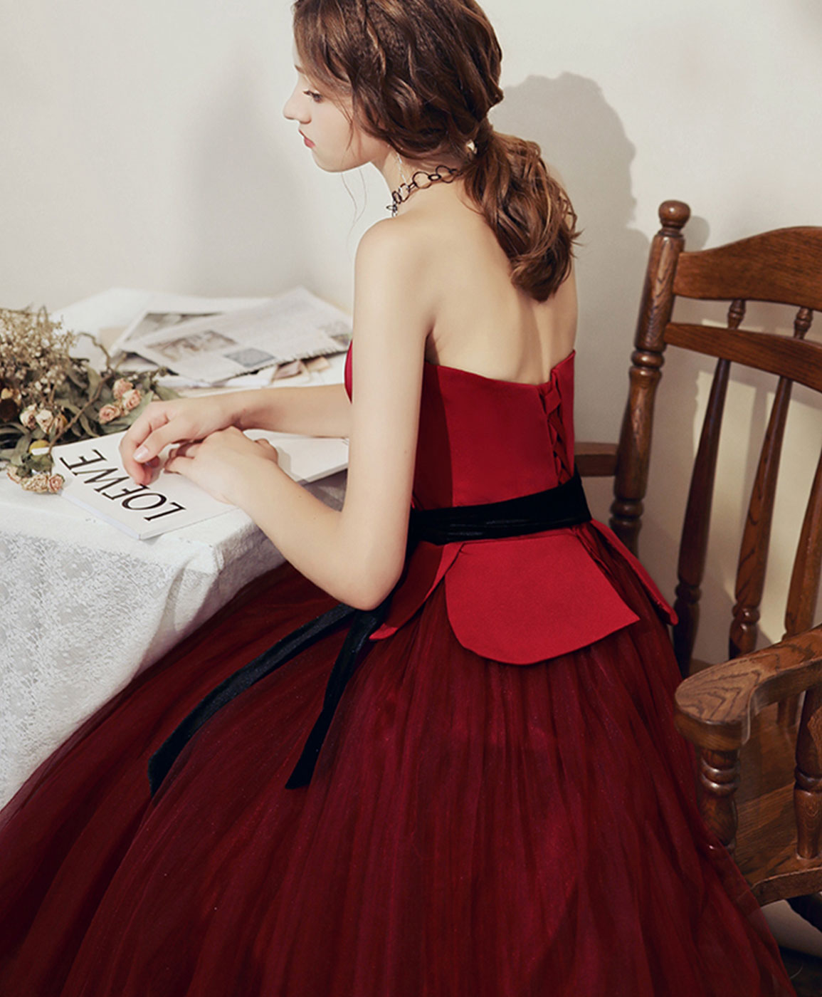 Elegant Burgundy Tulle Tea-Length Prom Dress for Bridesmaids - Perfect for Homecoming, Weddings & Formal Events