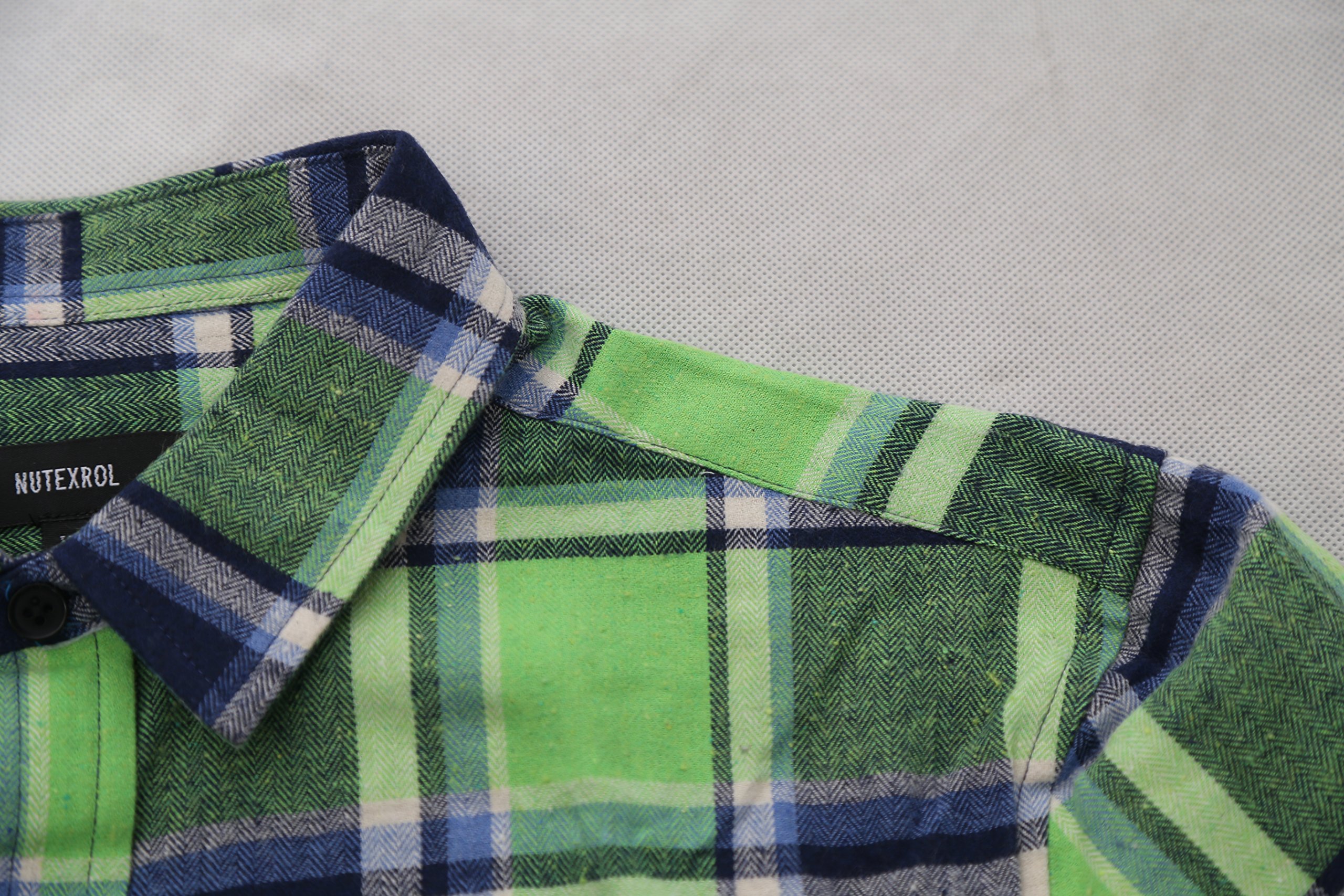Men's Casual Plaid Button Down Short Sleeve Shirt - Regular Fit Dress Shirt for Work, Office & Summer Outings