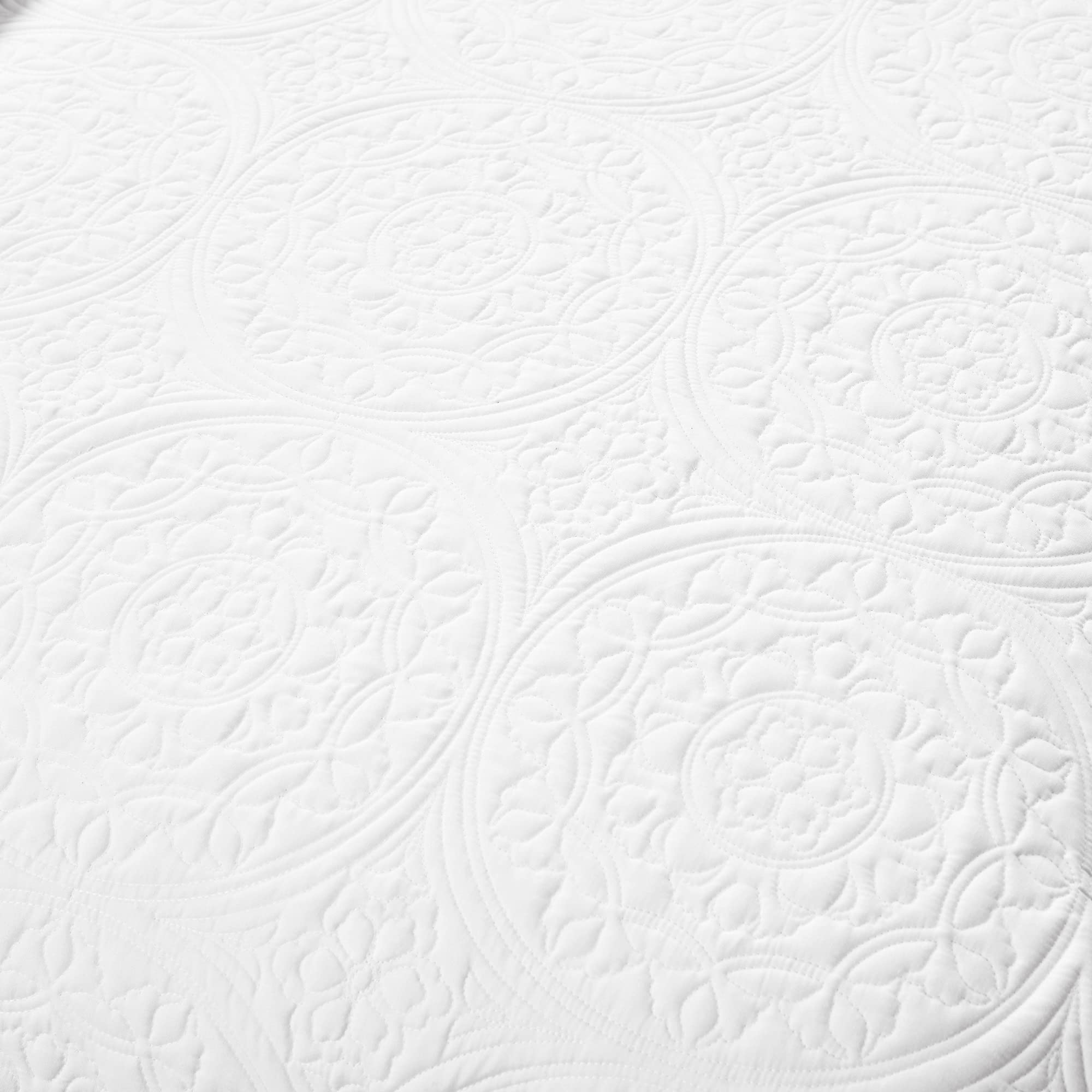 Lush Decor Medallion Scallop 5-Piece King Size Bedspread Set in White - Luxury Bedding for Master Bedroom & Guest Room Decor