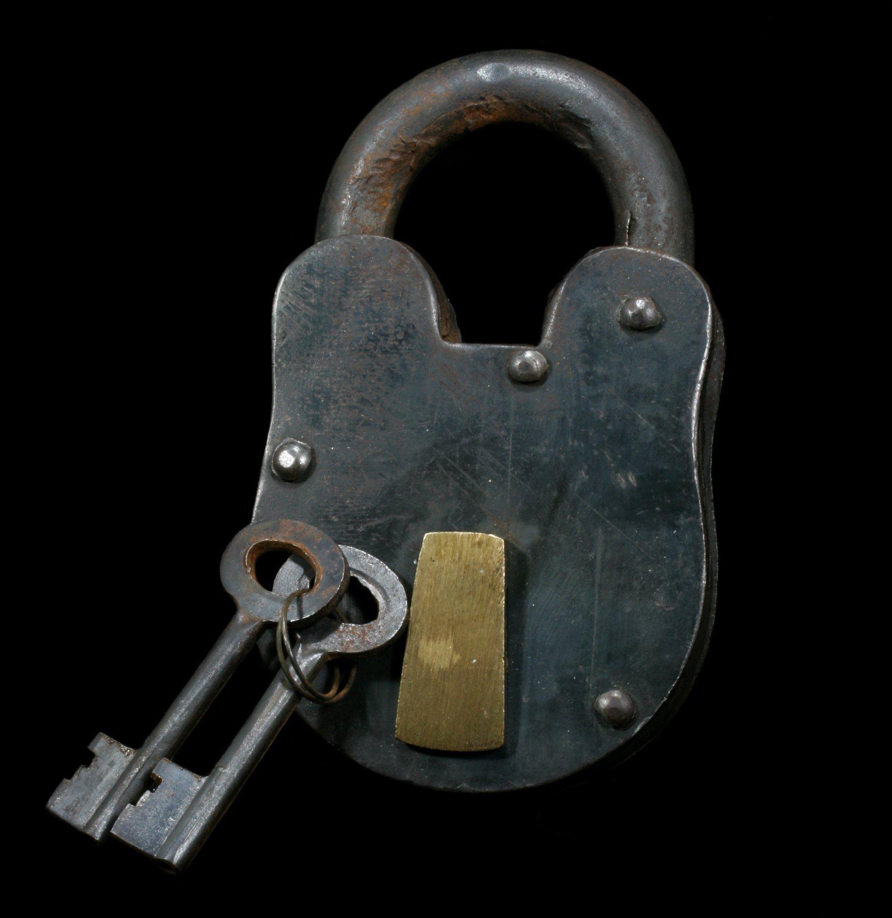 Heavy Duty Iron Padlock with 2 Keys - Secure Storage Lock for Sheds, Gates & Toolboxes | Weatherproof & Anti-Theft Protection