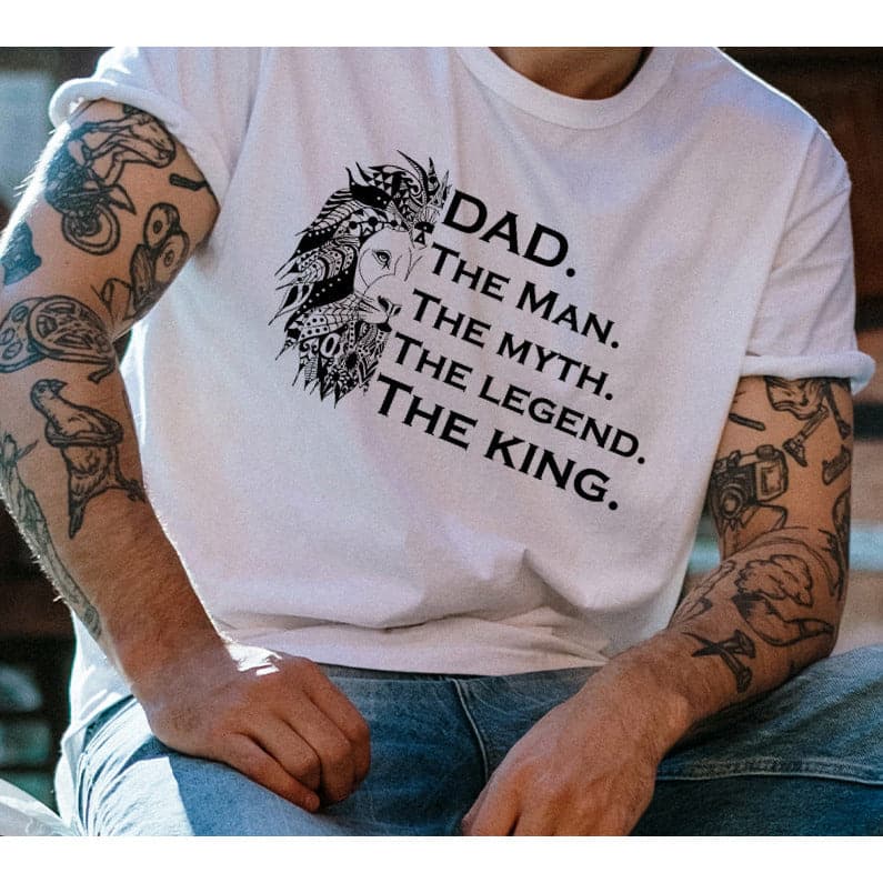 Signature Lion Men's T-Shirt for Father's Day - Comfortable Cotton Casual Tee for Dads, Gifts & Everyday Wear