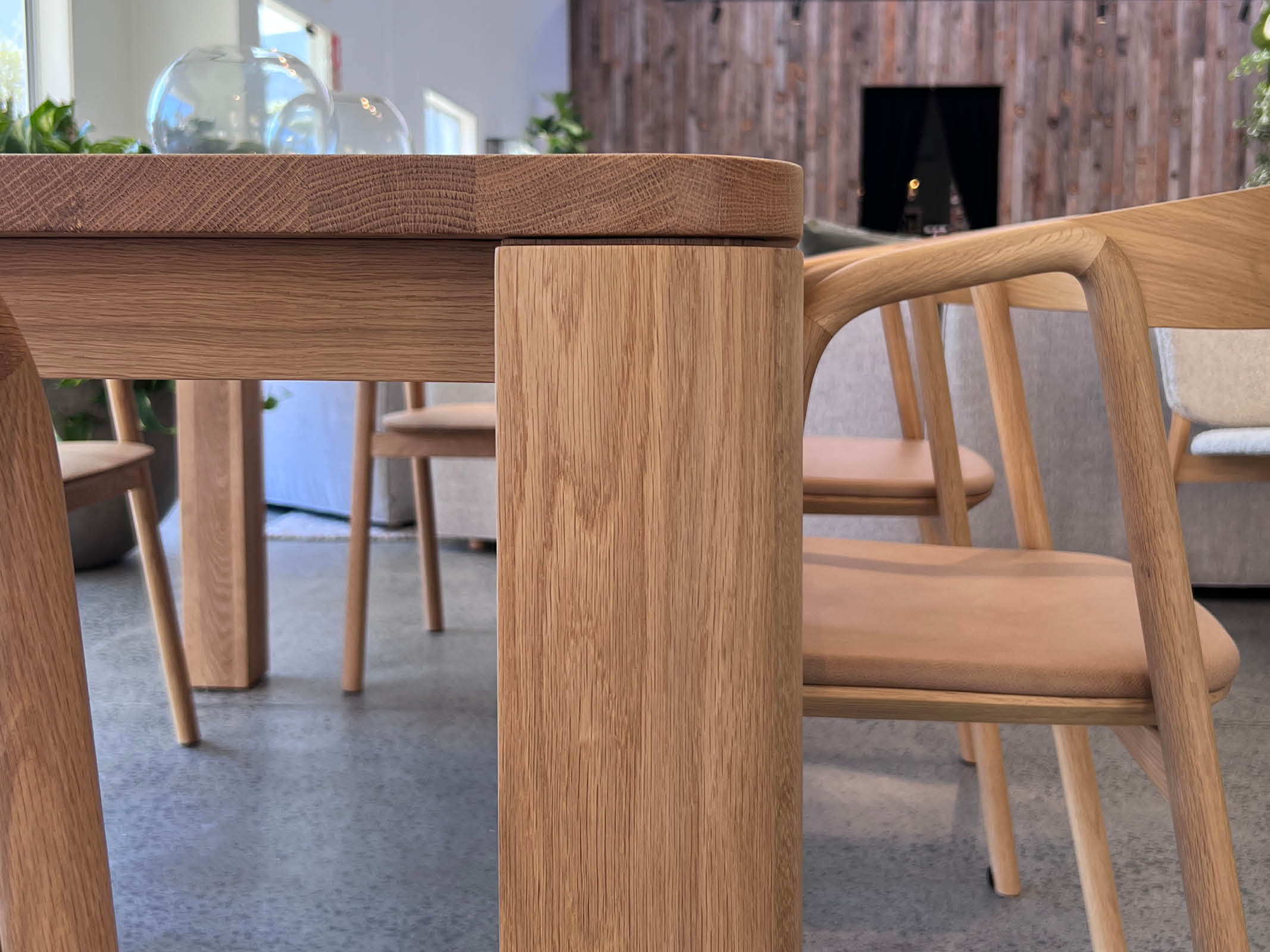 Modern Oli Dining Table - Solid Wood Kitchen Table for 6 - Perfect for Family Dinners & Entertaining Guests