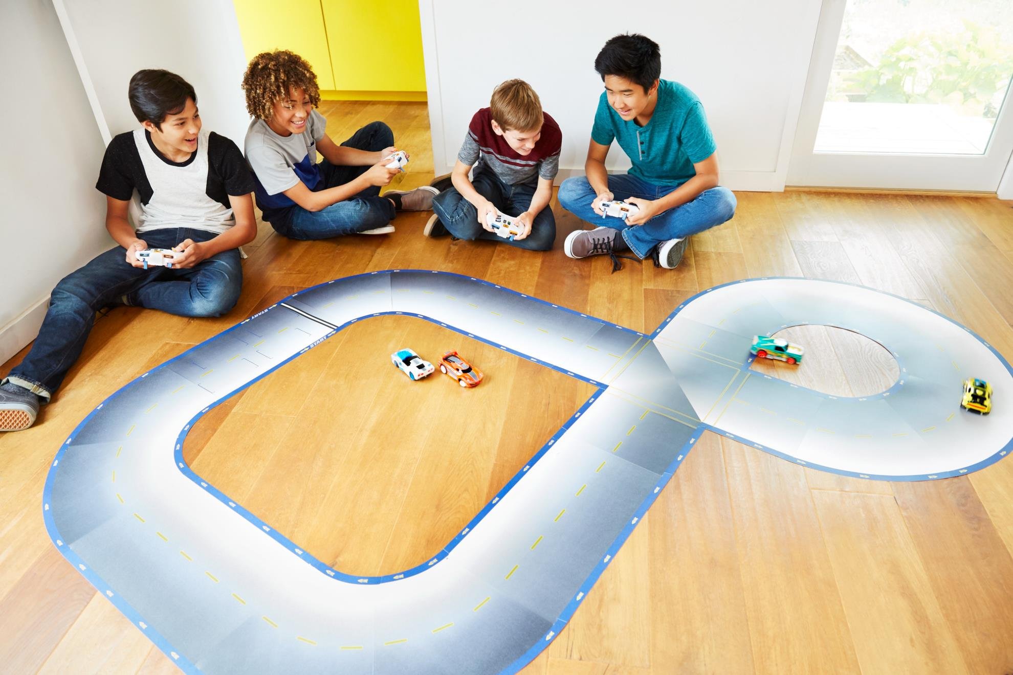 Hot Wheels Urban Race Track Circuit - Mattel FDY09 Toy Car Racing Set for Kids - Perfect for Indoor Play, Birthday Gifts & Family Game Nights