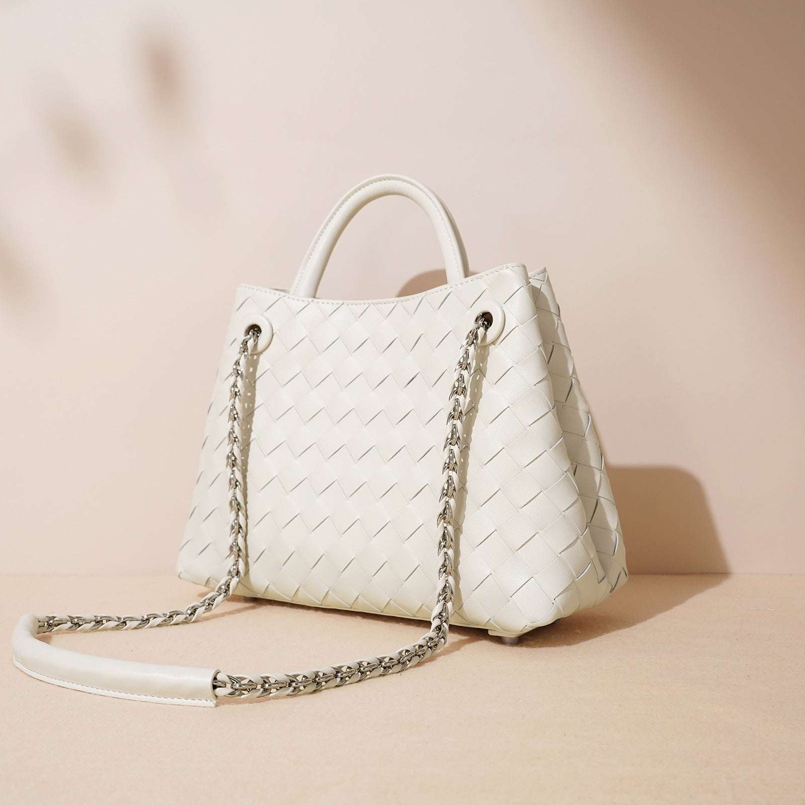 Stylish Woven Leather Crossbody Chain Bag for Women - Trendy Handbag Purse with Adjustable Strap - Perfect for Parties, Dating & Daily Use
