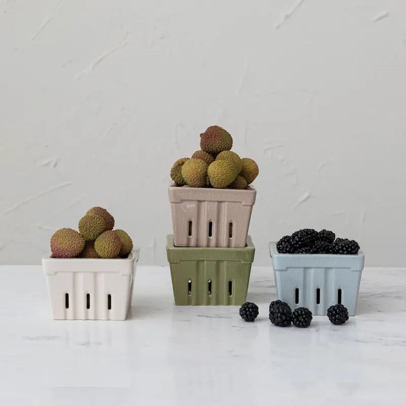 Fresh Berry Basket - Durable Plastic Fruit Container for Strawberries, Blueberries & Raspberries - Perfect for Farmers Market, Picnics & Kitchen Storage
