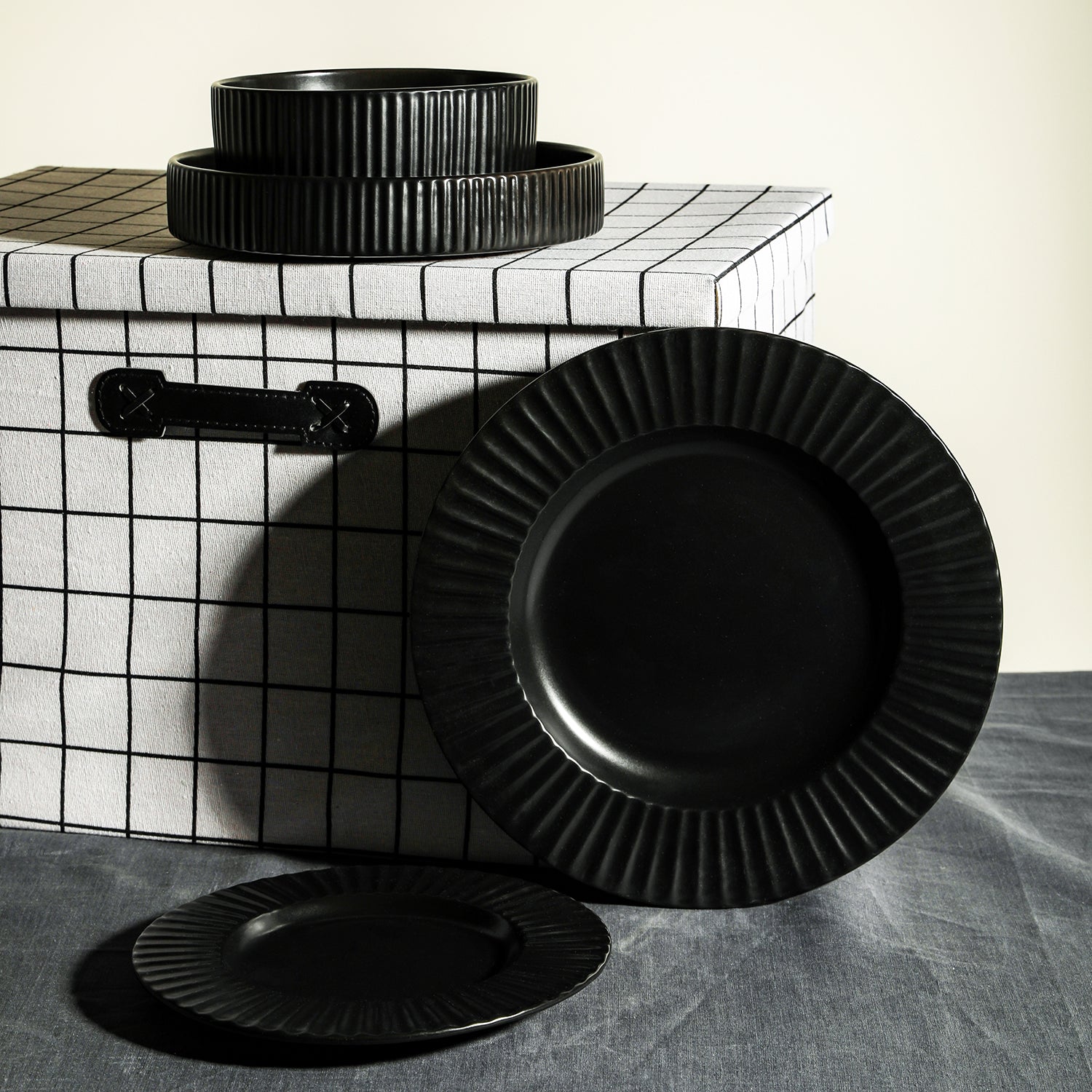 Premium Black Stoneware Dinnerware Set - 16-Piece Elegant Dinner Plates, Bowls & Mugs - Durable & Microwave Safe - Perfect for Family Dinners, Restaurant Use & Special Occasions