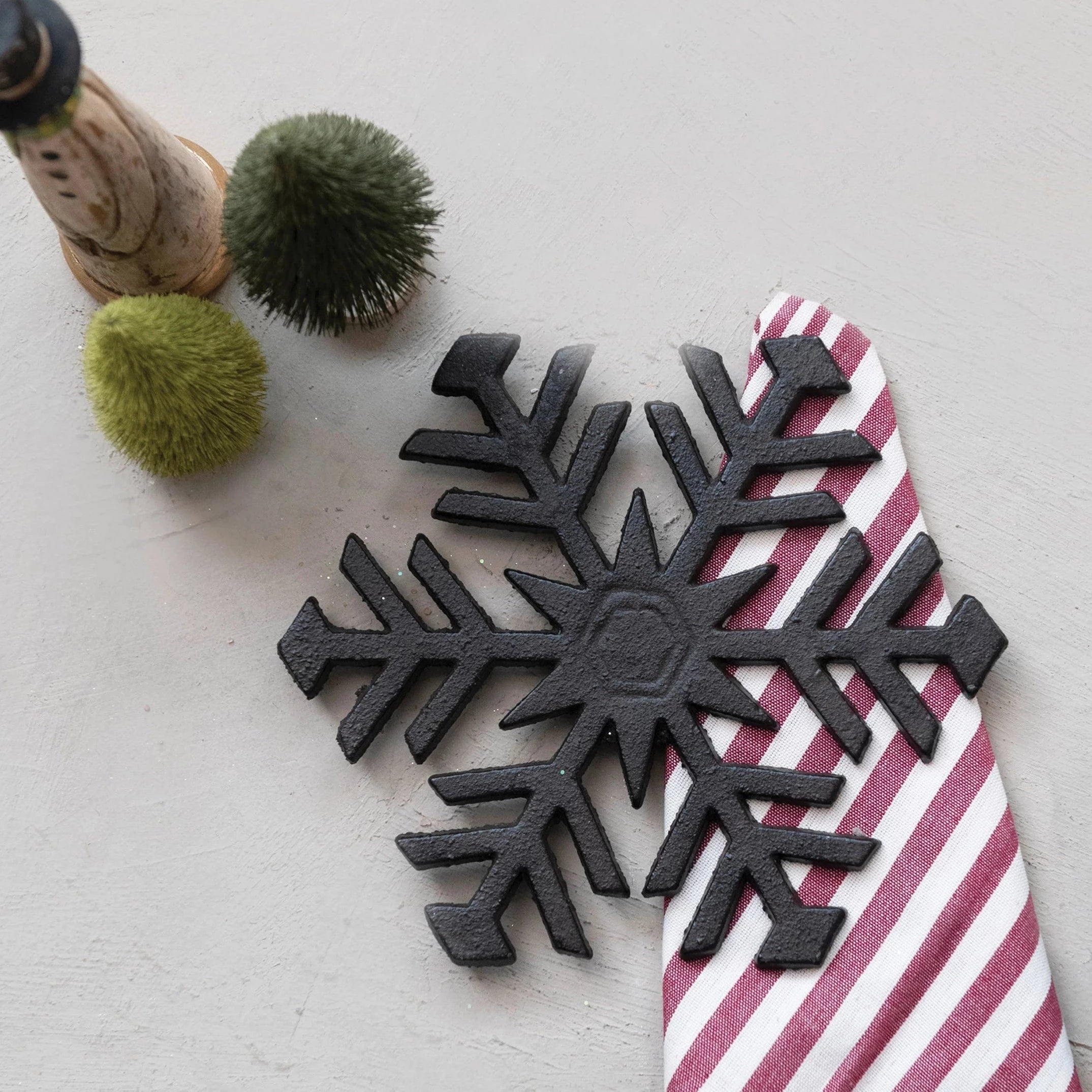 Cast Iron Snowflake Trivet - Heavy Duty Hot Plate Holder for Pots & Pans - Rustic Kitchen Decor for Christmas & Winter Table Setting