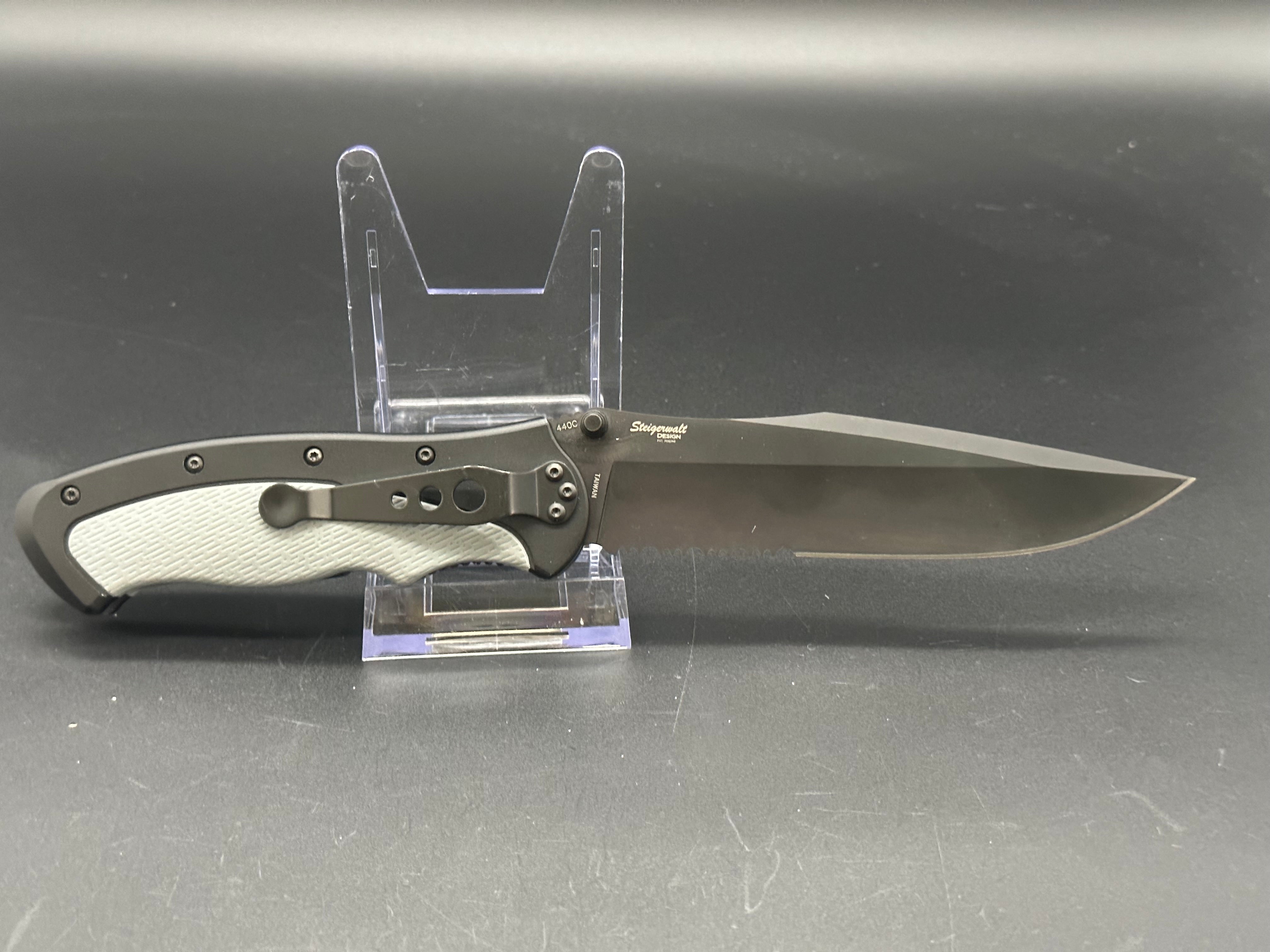 Benchmade LFK Knife - Premium Folding Pocket Knife for Outdoor, Camping & Everyday Carry (EDC) - Sharp Durable Blade for Hiking, Hunting & Survival Gear