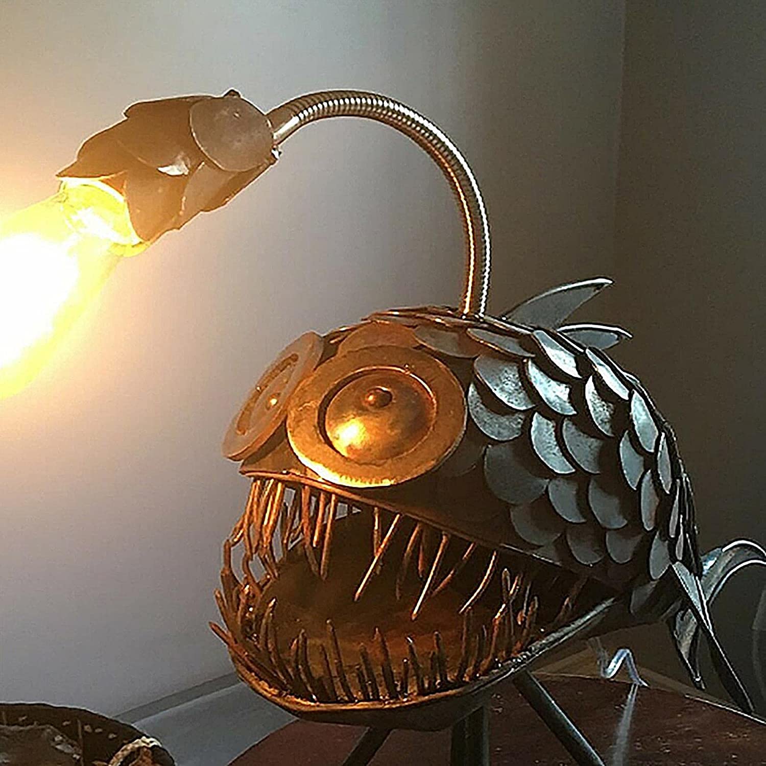 CAFELE Rustic USB Angler Fish Night Light - Steampunk Style Table Lamp with Realistic Flickering LED Flame Bulbs, Handcrafted Home Office Decor for Bedroom, Gaming Room & Dorm (5xin)