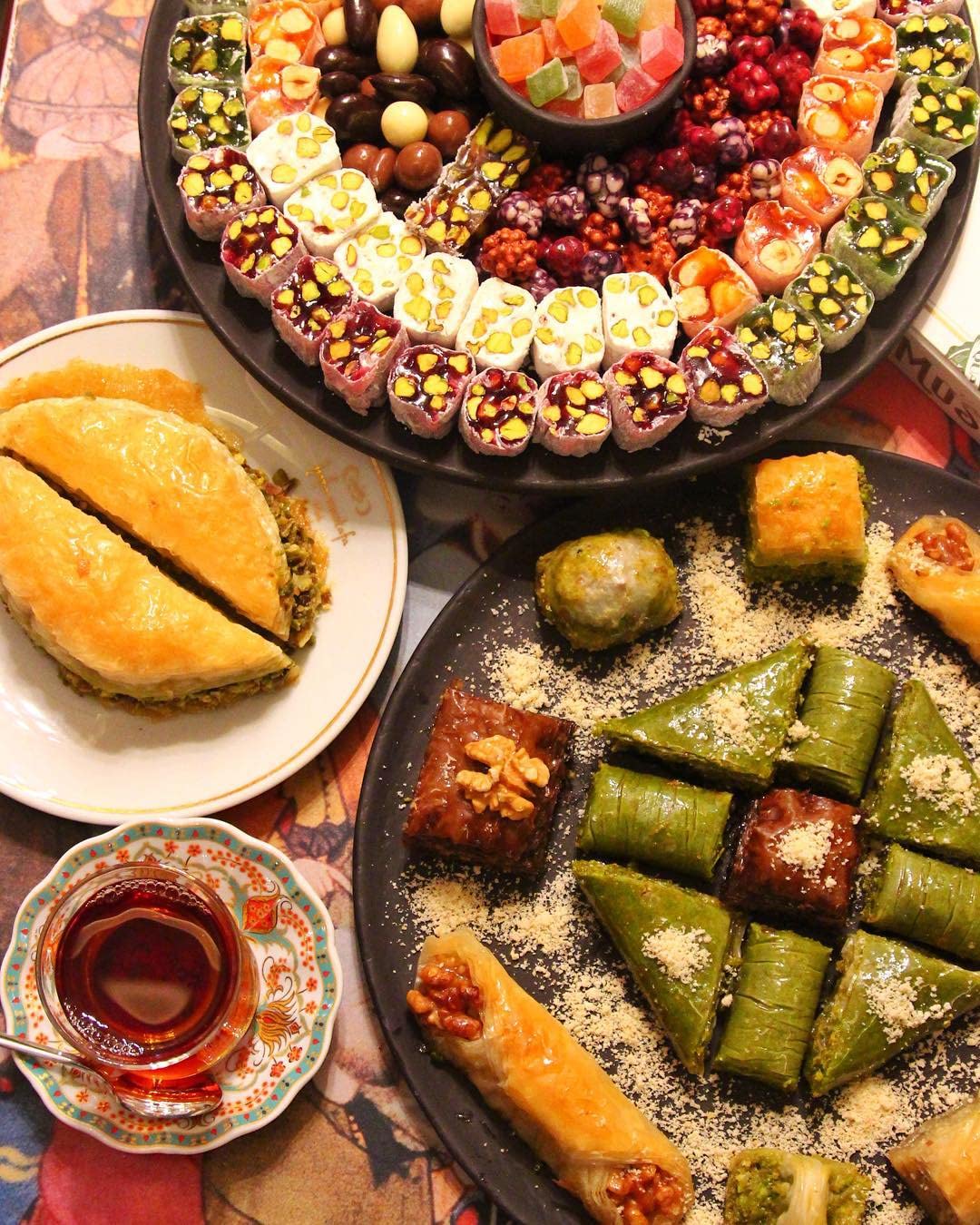 Hafiz Mustafa 1864 Istanbul Baklava Pastry Gift Box - Authentic Turkish Baklava Dessert with Fresh Phyllo Dough, Pistachios, Hazelnuts & Walnuts - Perfect for Birthday, Christmas Gifts & Holiday Parties | Turkish Delight for Family Gatherings, Office Treats & Special Occasions