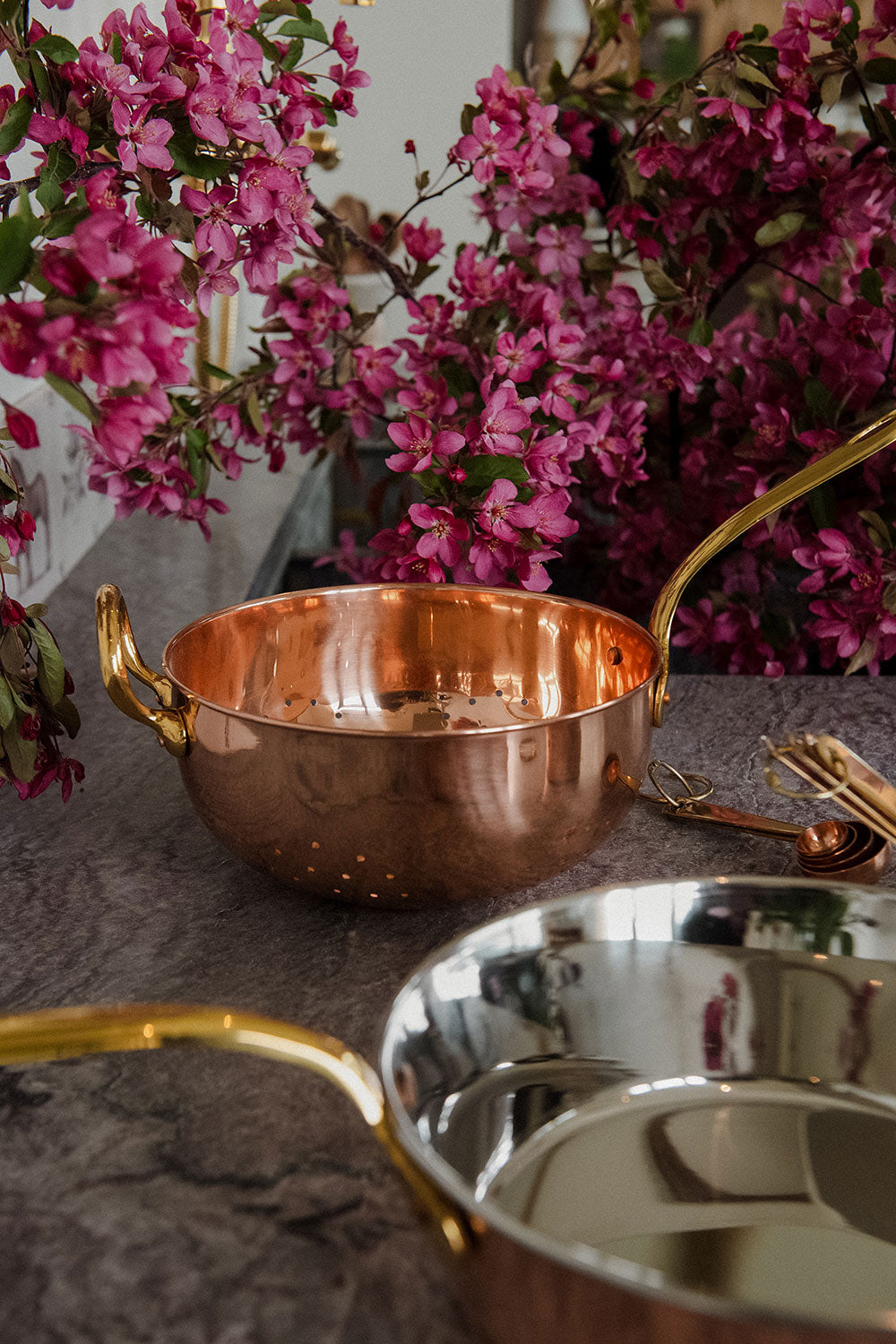 Stainless Steel Colander with Copper Finish - Durable Kitchen Strainer for Pasta, Salad & Vegetables - Perfect for Cooking, Draining & Serving