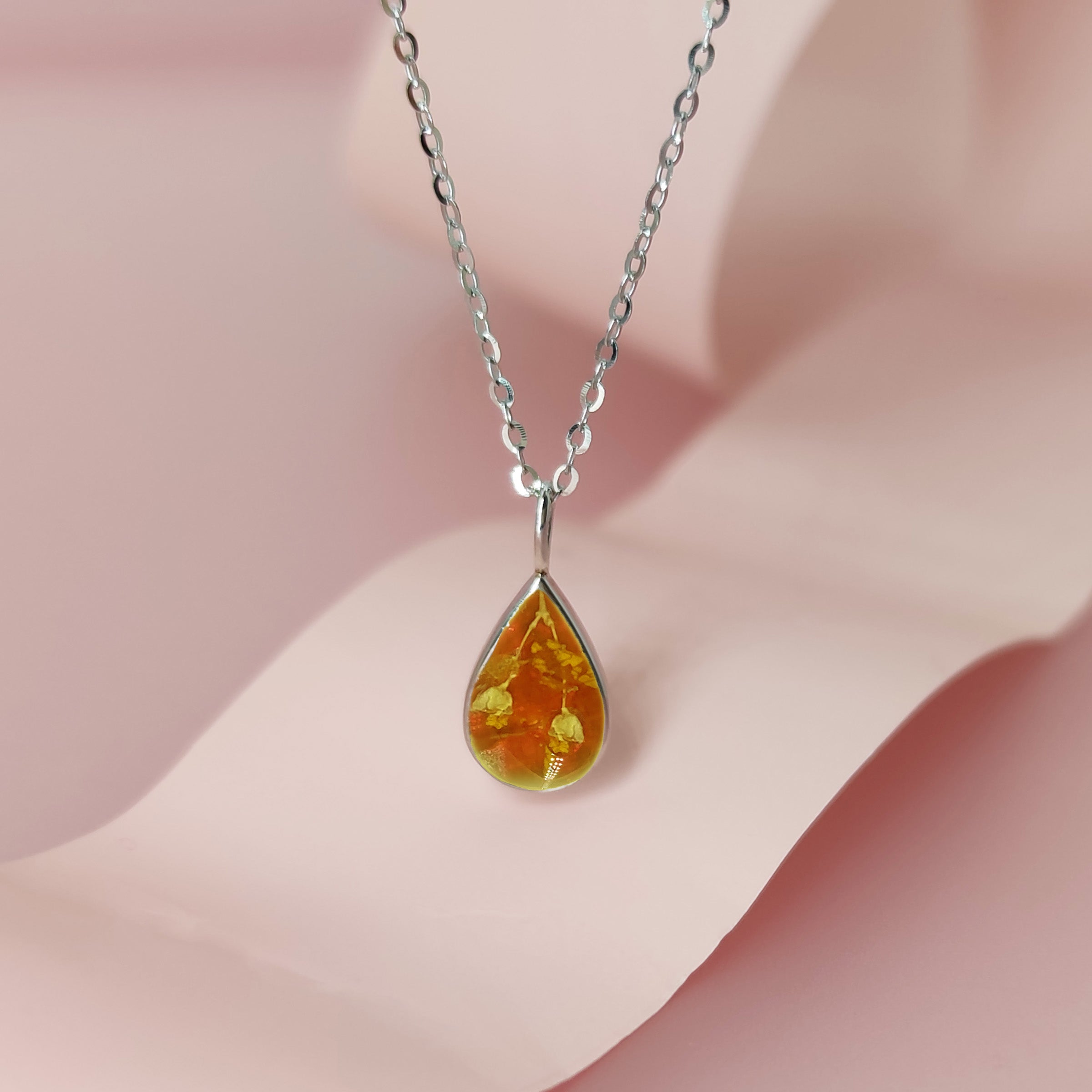 Classic Teardrop Solid Gold Necklace with Dried Flowers - Elegant Memorial Jewelry for Weddings, Funerals & Special Occasions