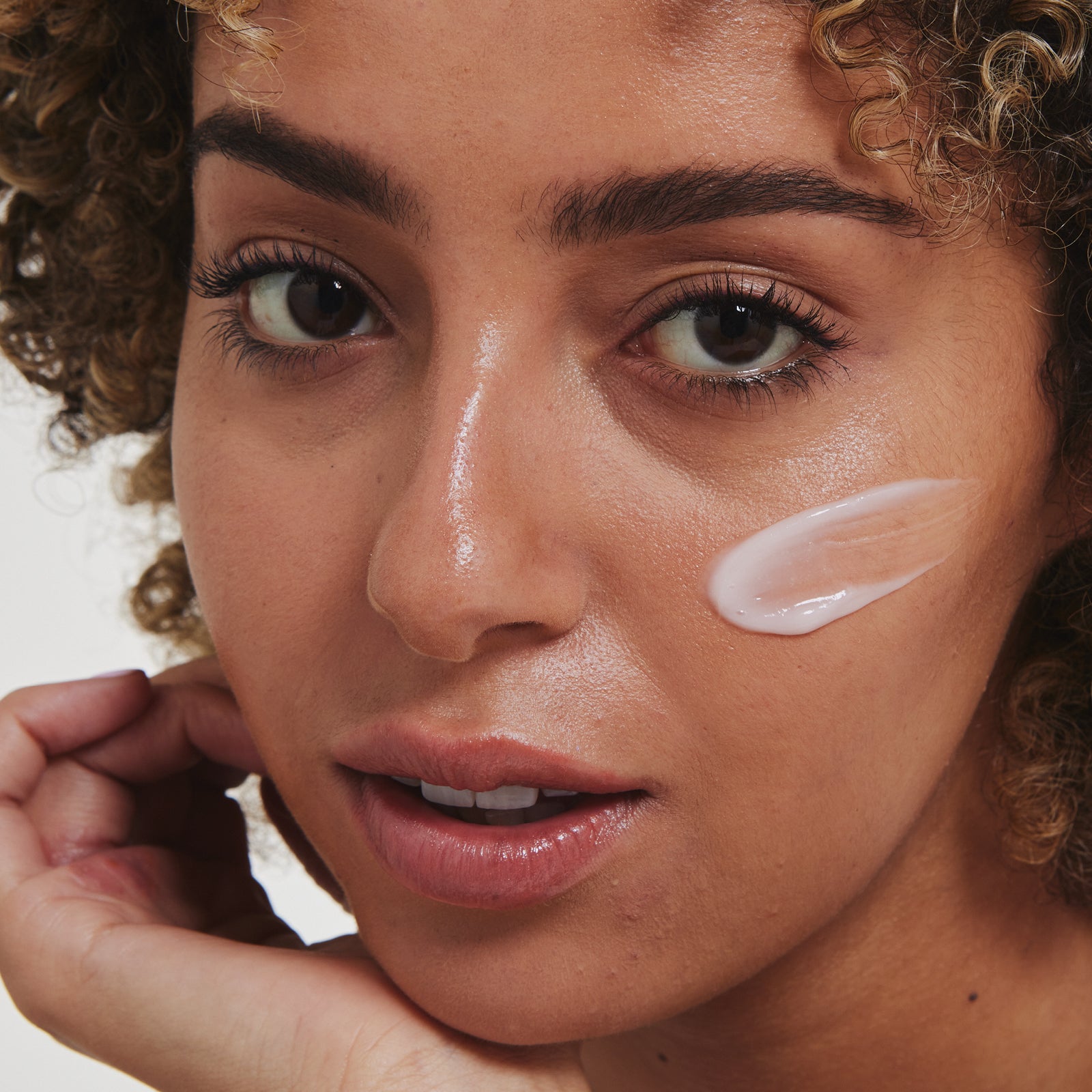 Ultra Lightweight Moisturizing Face Cream for Dry & Sensitive Skin - Hydrating Daily Moisturizer with Hyaluronic Acid & Vitamin E - Perfect for Day & Night Skincare Routine