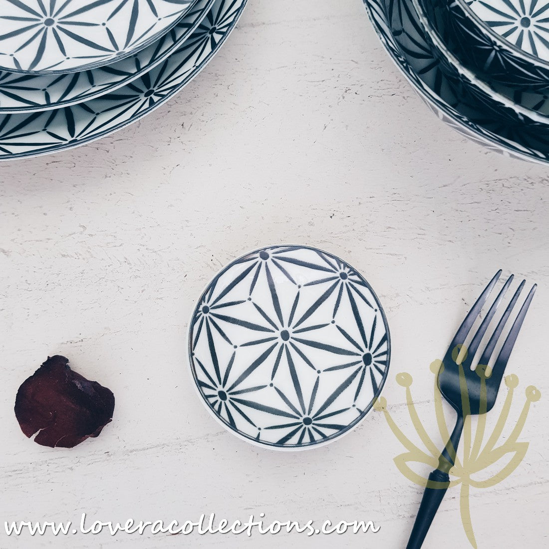 Awasaka Black & White Modern Stars Dinnerware Set - 12-Piece Porcelain Plates & Bowls - Elegant Dinnerware Collection for Home & Restaurant Use - Perfect for Holiday Dinners, Wedding Gifts & Daily Dining