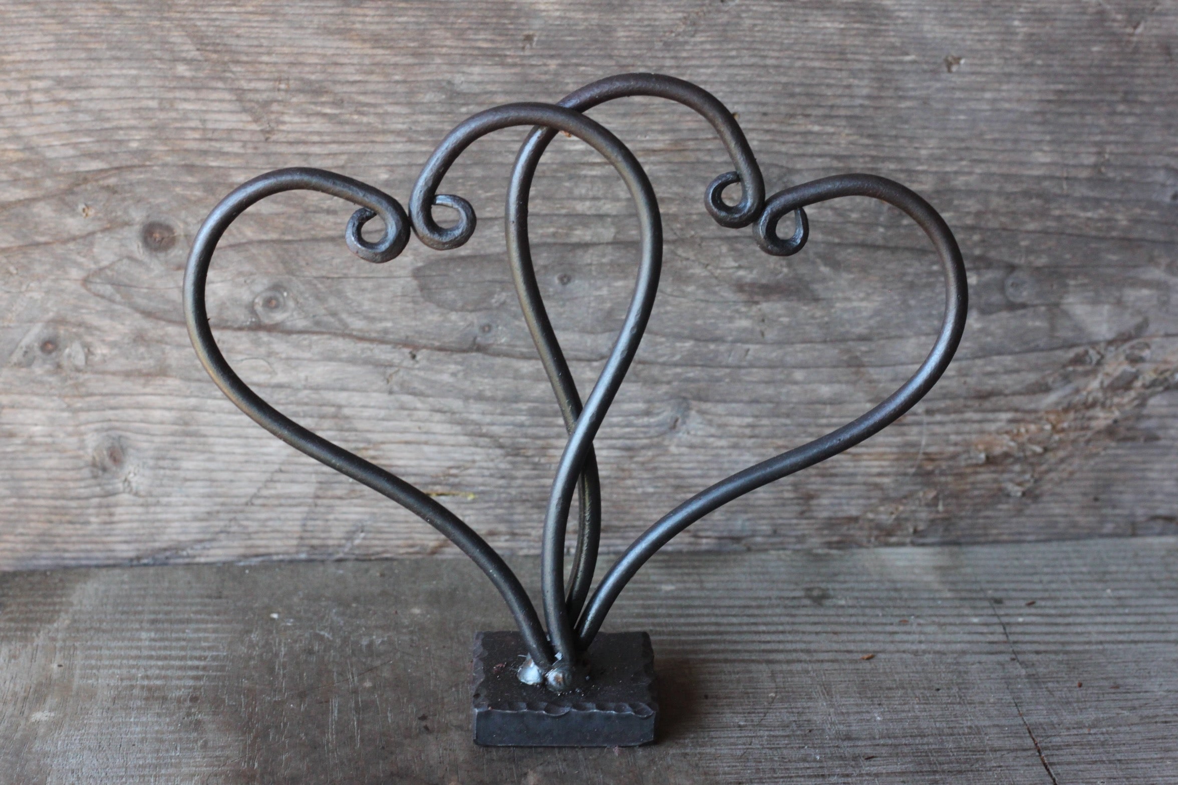 Romantic Heart Sculpture Picture Holder - Elegant Photo Frame for Wedding, Anniversary & Home Decor - Perfect for Displaying Cherished Memories on Shelves, Desks & Tables
