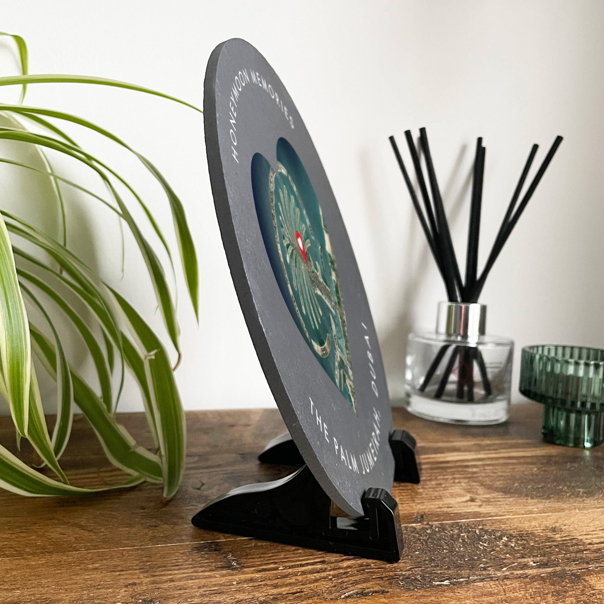 Personalized Heart Map Location Circular Slate Plaque with Stand - 20cm Home Decor Gift for Anniversary, Wedding, Valentine's Day (Perfect for Couples & Long Distance Relationships)