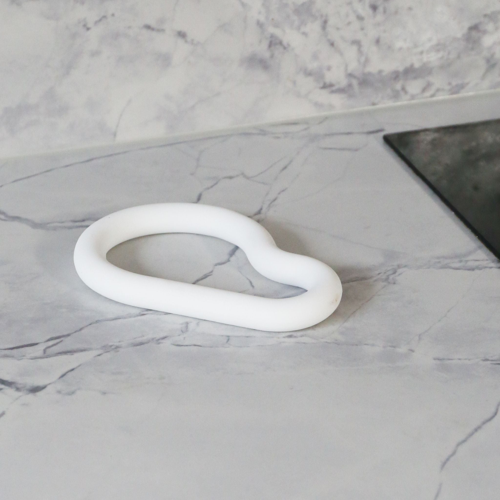 DESIGNSTUFF Heat Resistant Silicone Trivet - White Non-Slip Pot Holder for Kitchen Countertops & Dining Tables - Perfect for Hot Pots, Pans & Dishes