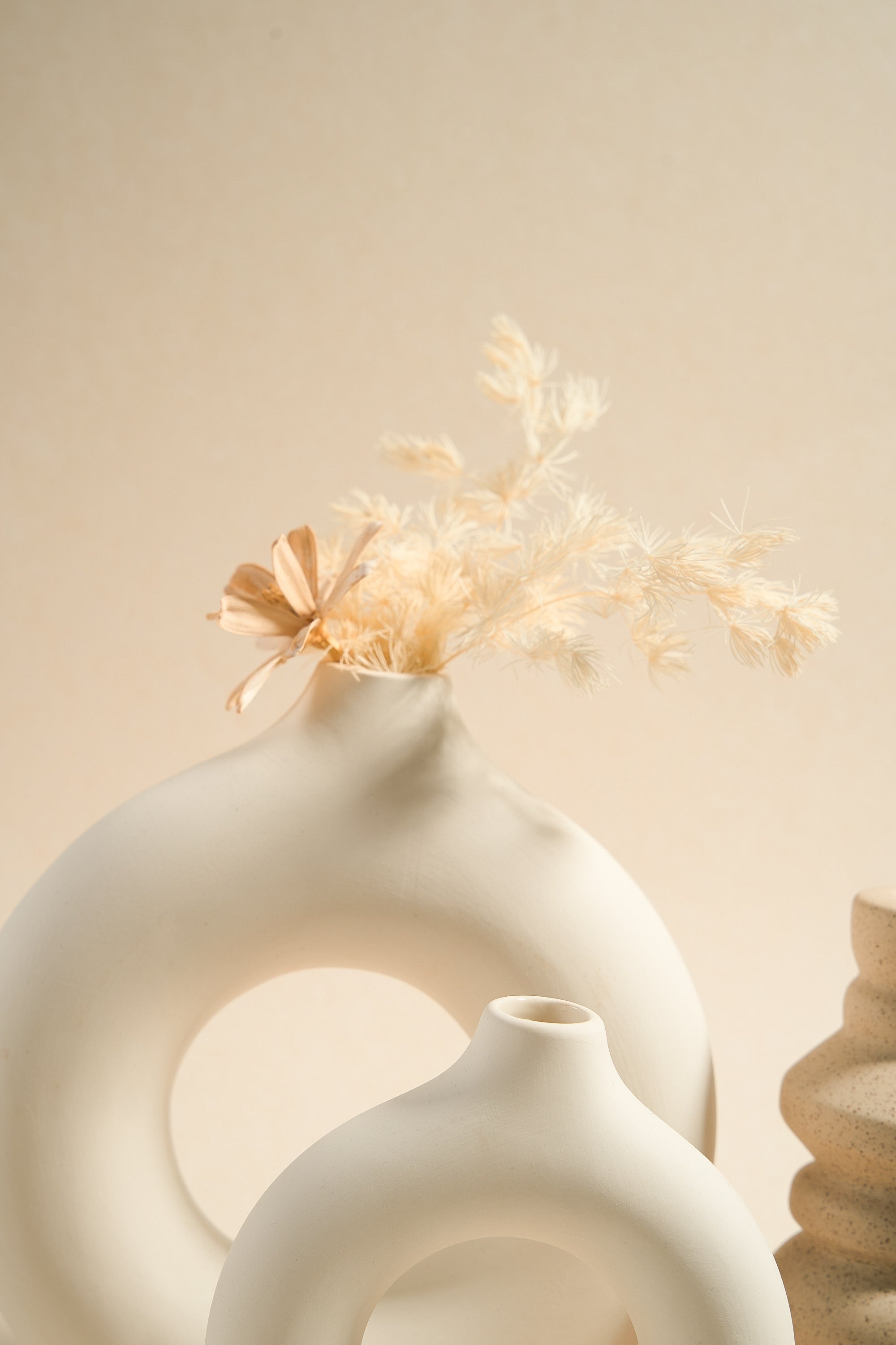 Large White Donut-Shaped Candle Holder - Elegant Home Decor for Dining Tables, Wedding Centerpieces & Cozy Living Room Ambiance