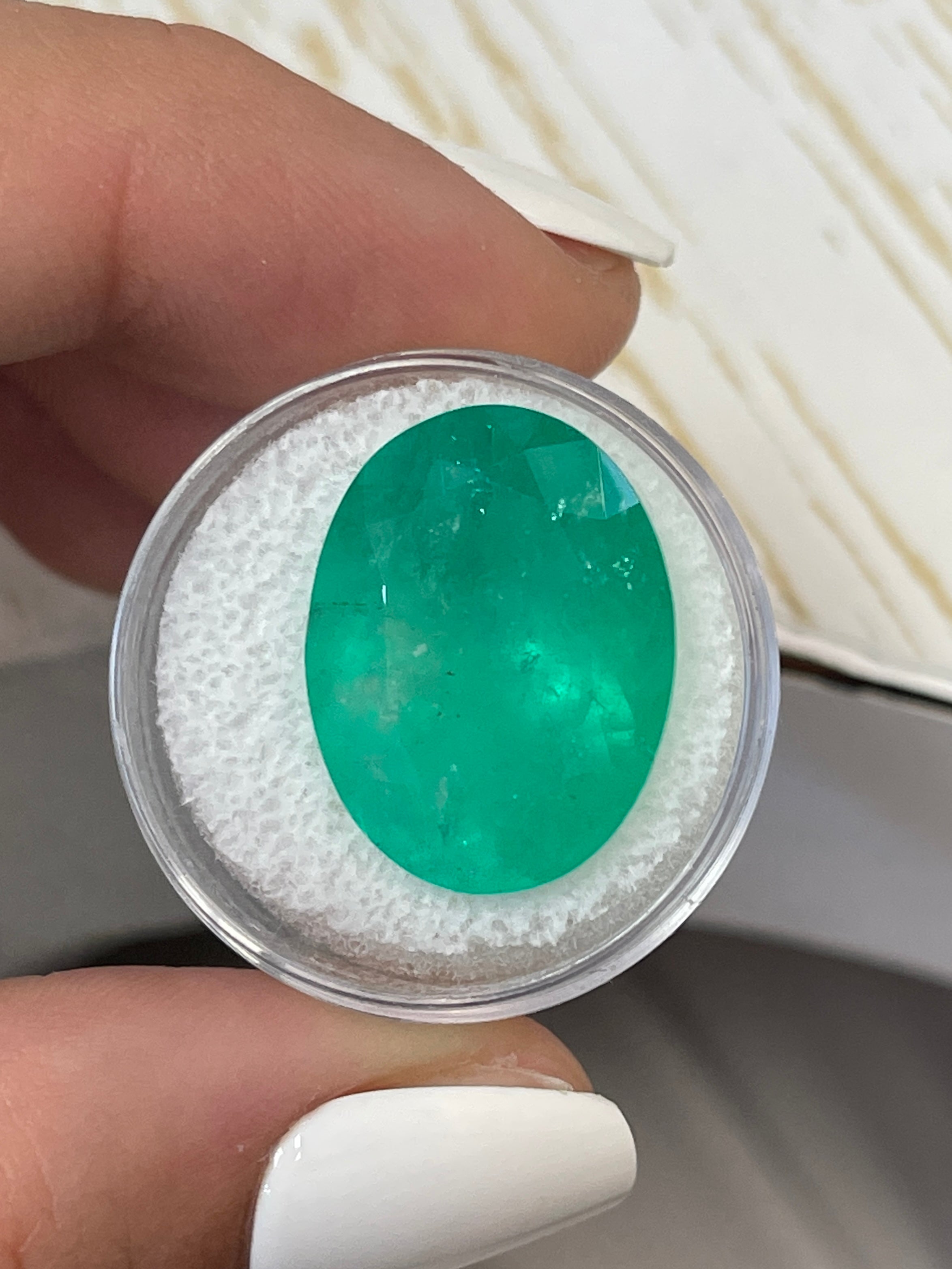 20.05 Carat Natural Colombian Emerald Loose Gemstone - Oval Cut Green Emerald for Jewelry Making, Engagement Rings & Luxury Gifts