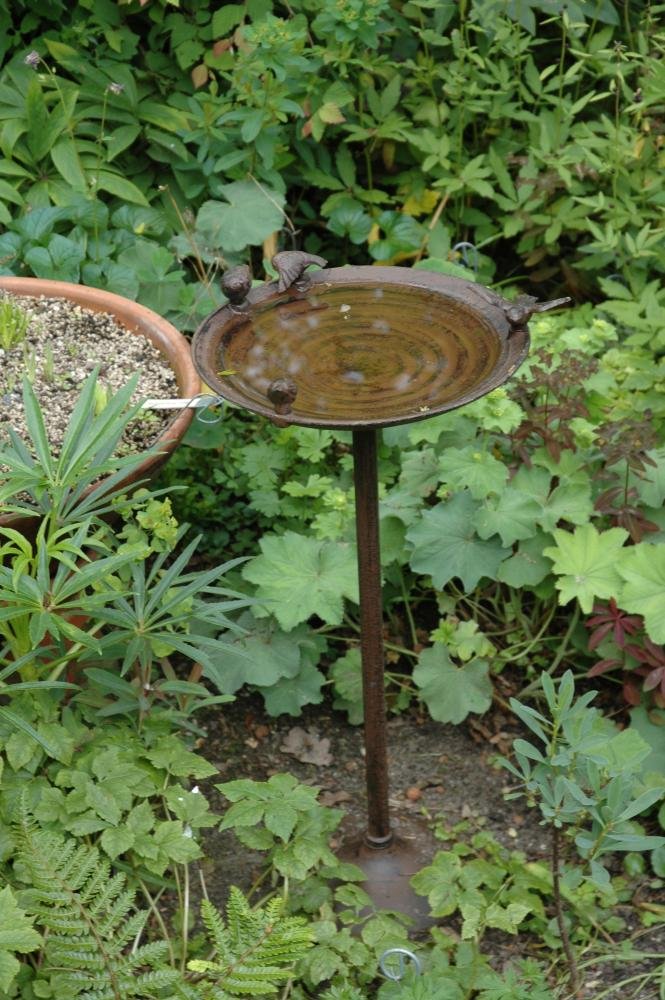 Esschert Design USA FB91 Cast Iron Standing Birdbath - Durable Outdoor Garden Decoration for Attracting Birds - Perfect for Backyard, Patio, and Lawn Decor