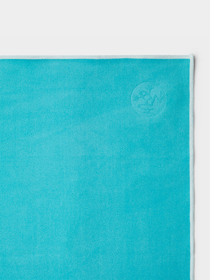 Manduka eQua Yoga Hand Towel - Premium Microfiber for Hot Yoga, Pilates & Gym - Quick-Dry & Non-Slip Grip - Ideal for Sweat Absorption & Workout Essentials
