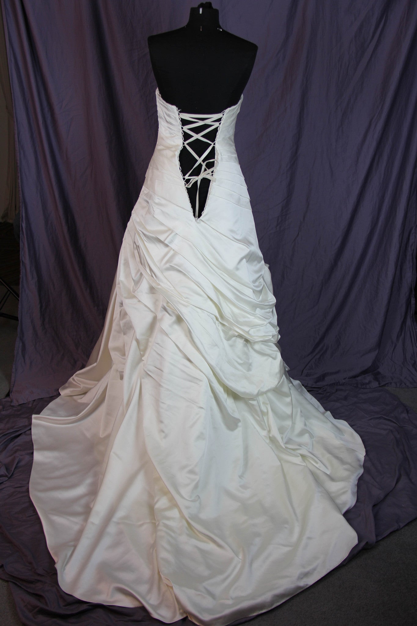 Allure Bridal P862X Wedding Gown - Elegant Lace Bridal Dress for Church Ceremony & Formal Reception