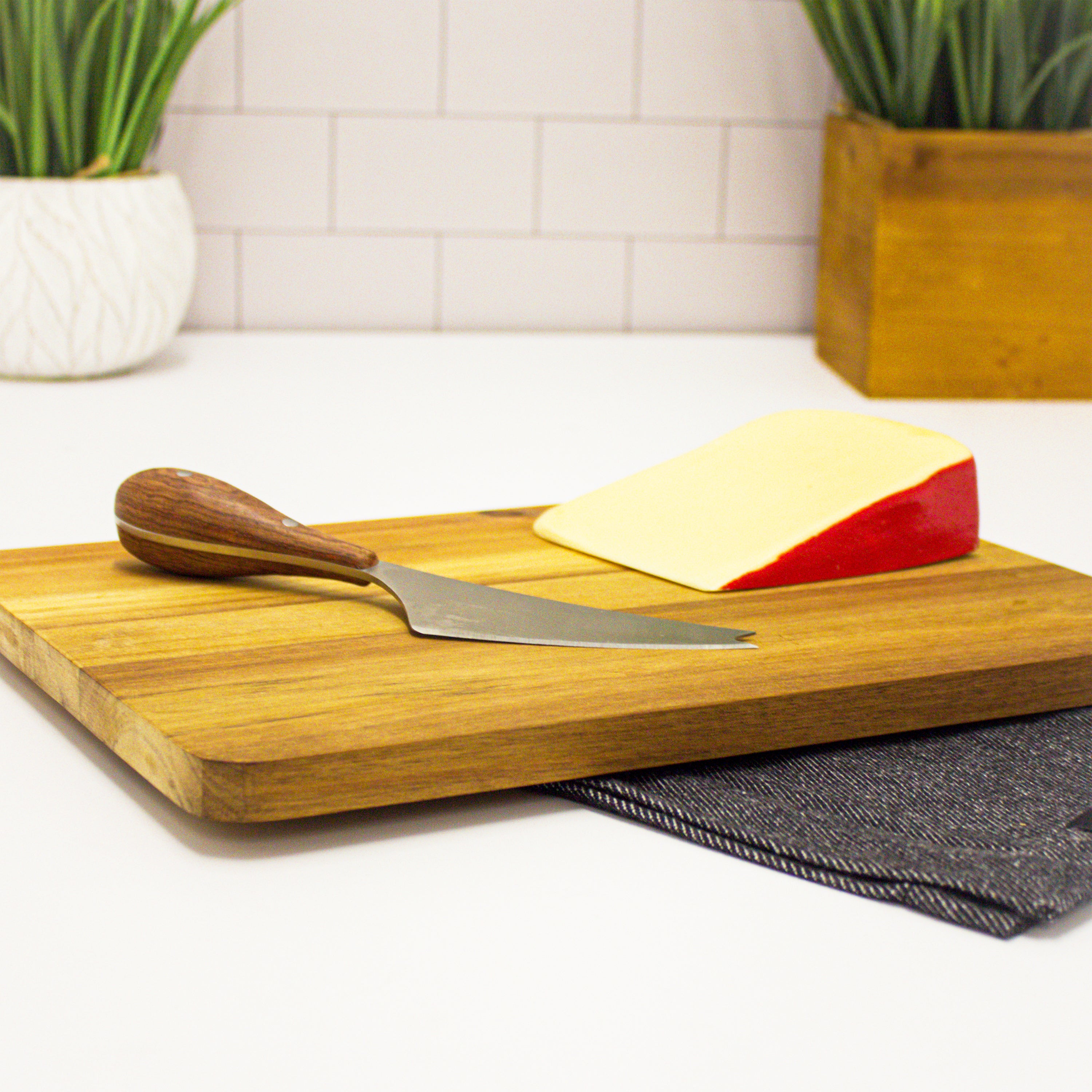 BergHOFF Aaron Probyn 3-Piece Cheese Knife Set with Bamboo Cutting Board - Stainless Steel Knives & Two-Tone Design for Cheese Platters, Charcuterie Boards & Entertaining